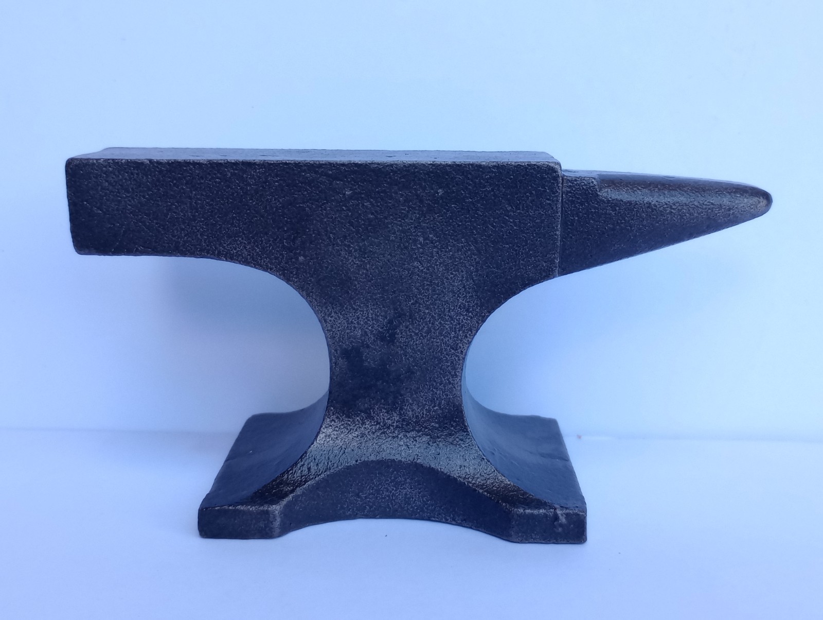 FARMALL MINI ANVIL PAPERWEIGHT – Advertising Reproduction Metal