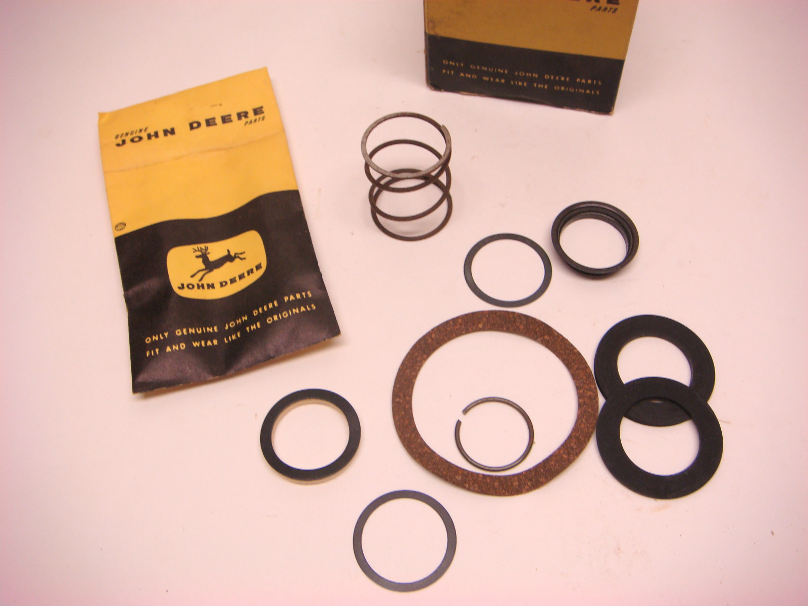 NOS John Deere Part No. AT21699 Clutch Spring and Washer JD025