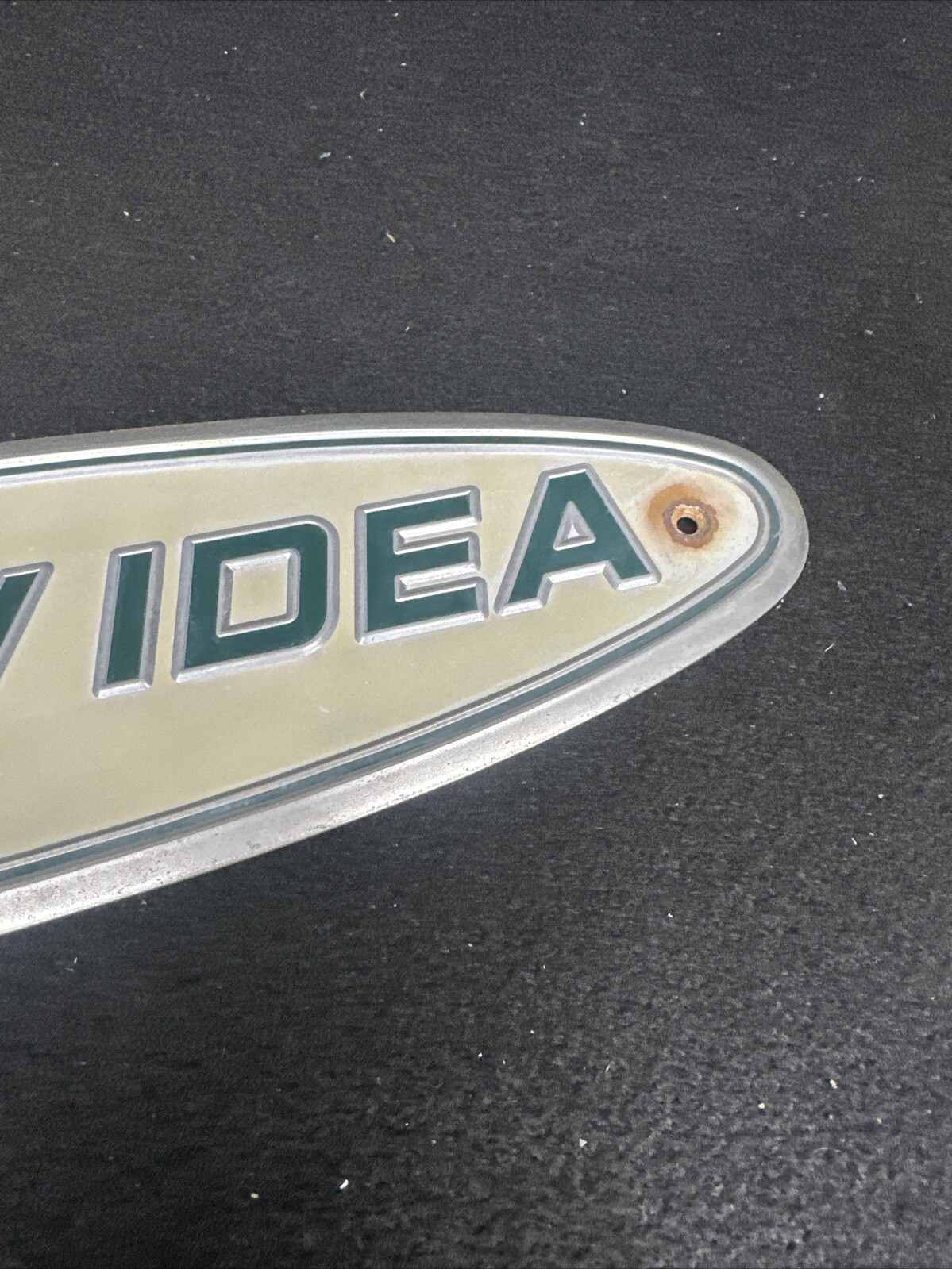 18&Prime; X 4-1/2&Prime; Aluminum Emblem New Idea AVCO Farm Harvester (st1039)