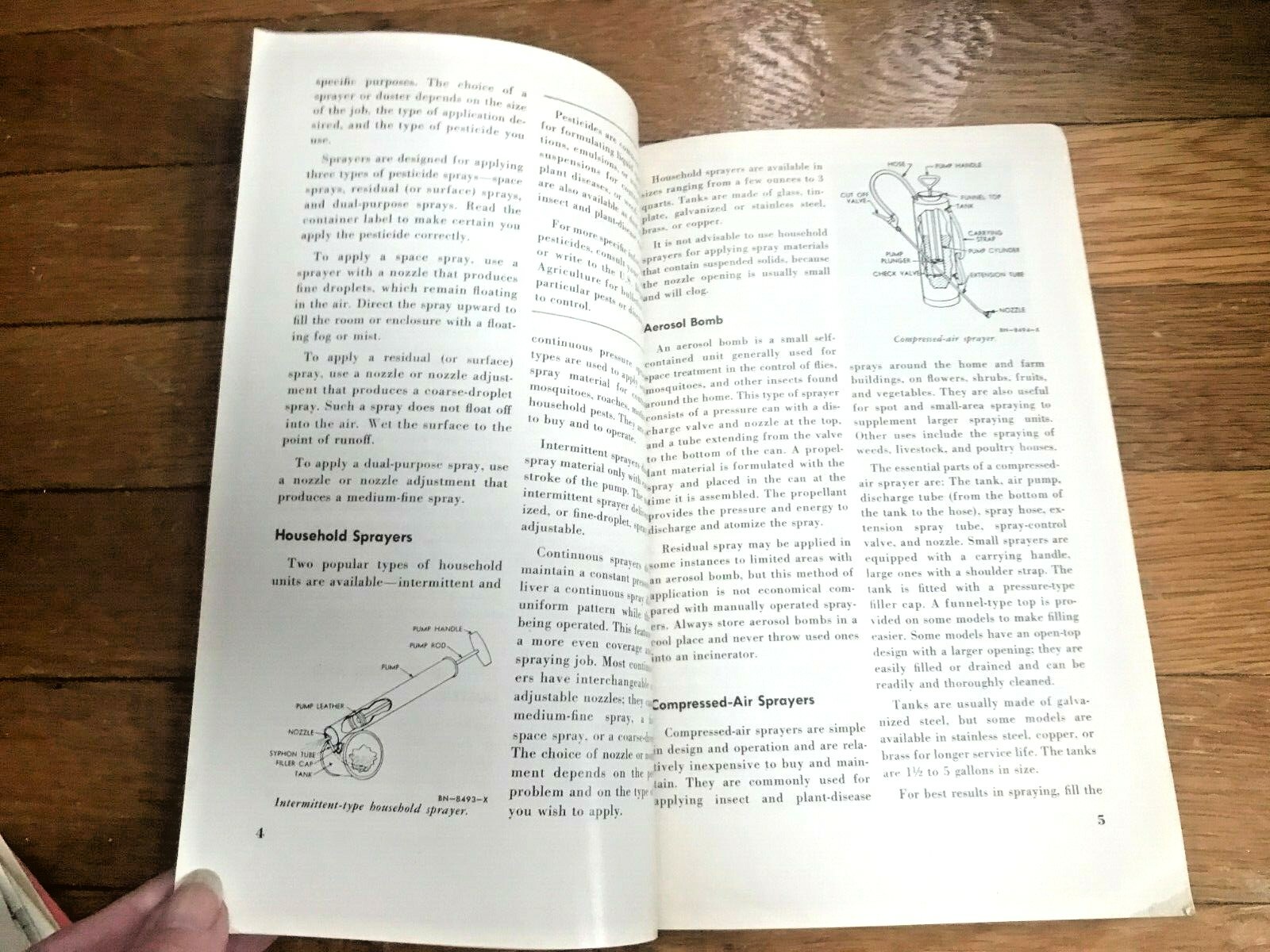 Vtg Hand Sprayer And Dusters US Department of Agriculture Pamphlet 1950s – A57