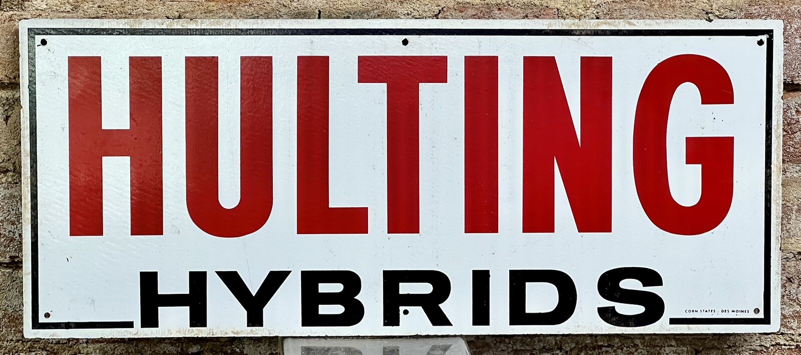 VINTAGE HULTING HYBRIDS SEED CORN RED BLACK & WHITE MASONITE FARM SIGN 10&Prime;x24&Prime;