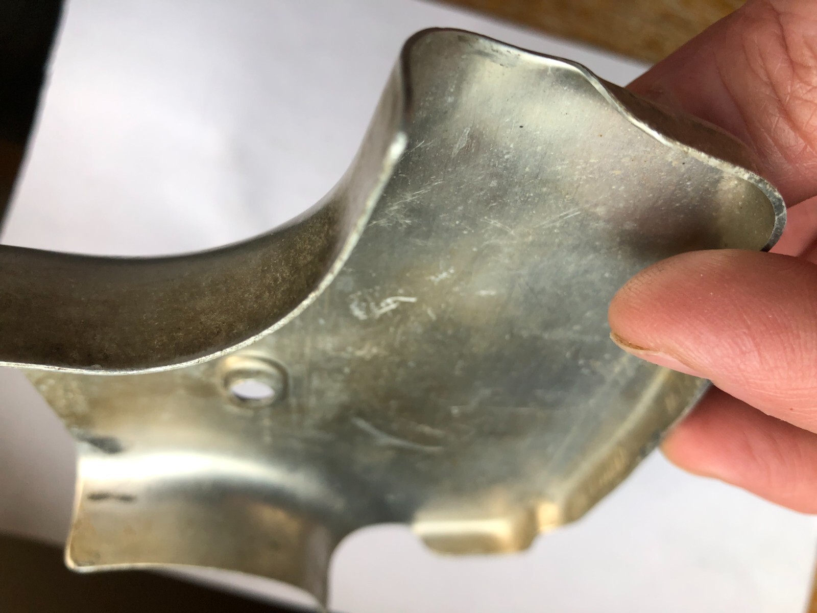 TORO Metal Marker for a Lawn Mower with the words « Clutch & Throttle » on top