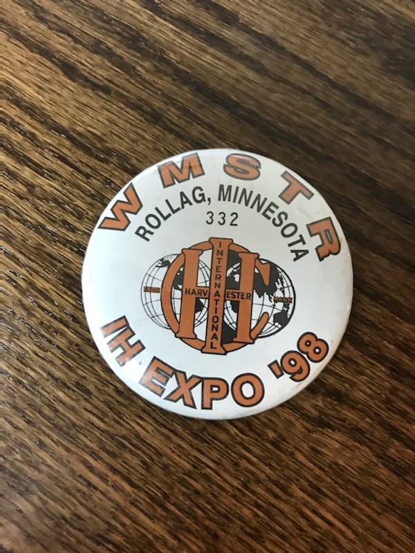 WMSTR ROLLAG 1998 PLATE AND BUTTON INTERNATIONAL HARVESTER EXPO