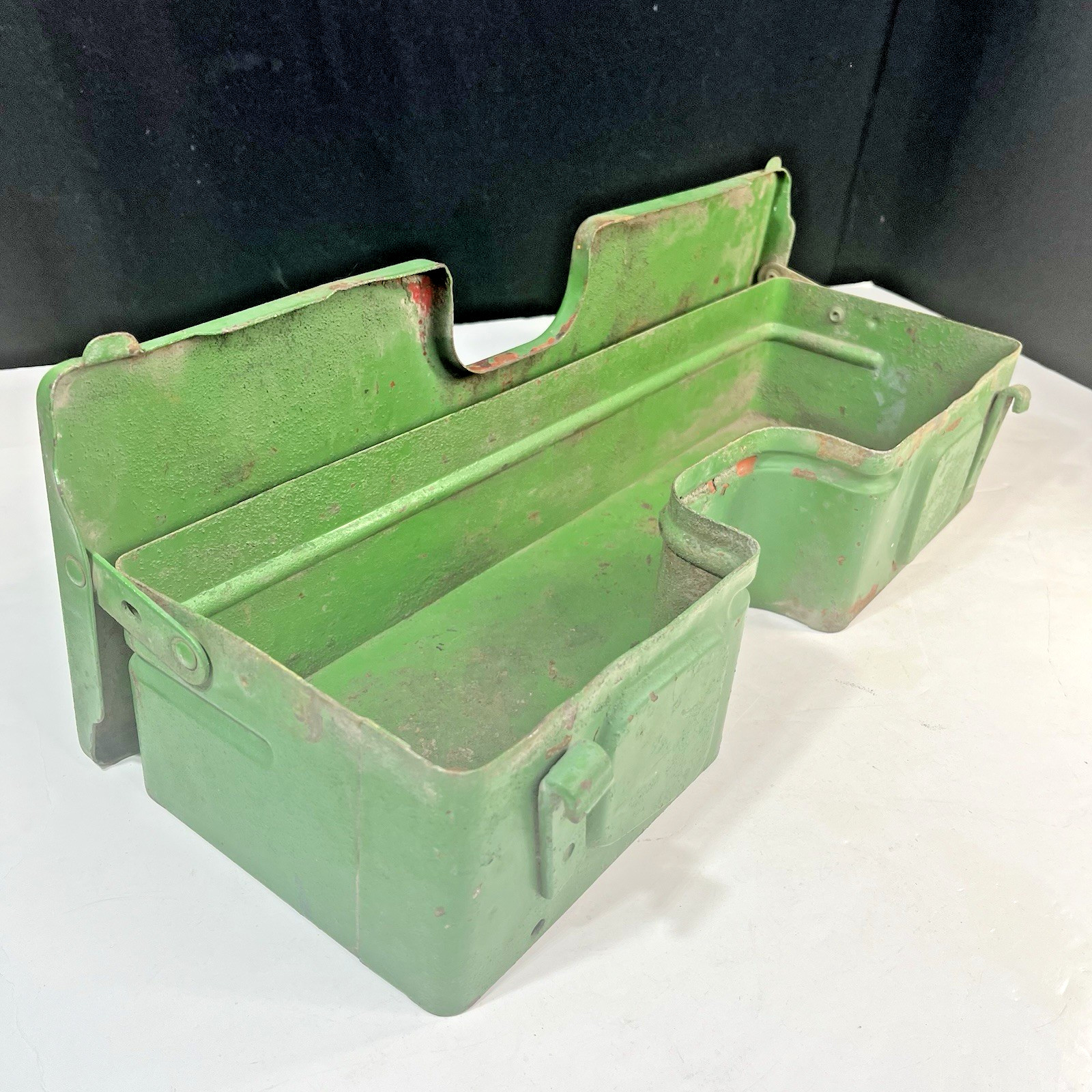 Vintage Unbranded Metal Tractor Toolbox 18x6x4 tall Lid No Latches Green Painted