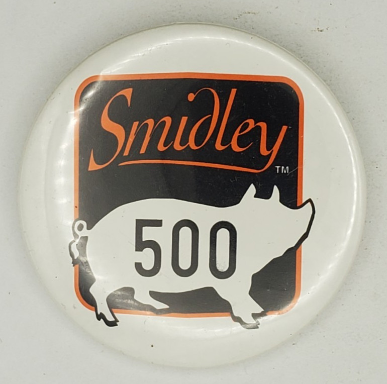 Vintage Smidley Mfg Inc Livestock Feeding Equipment Advertising Pinback Button