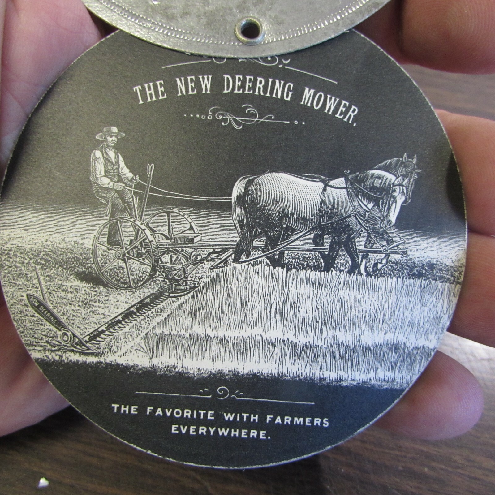 ANTIQUE « THE DEERING VICTORIOUS IN EVERY FIELD – ADVERTISING DISKS – VERY GOOD
