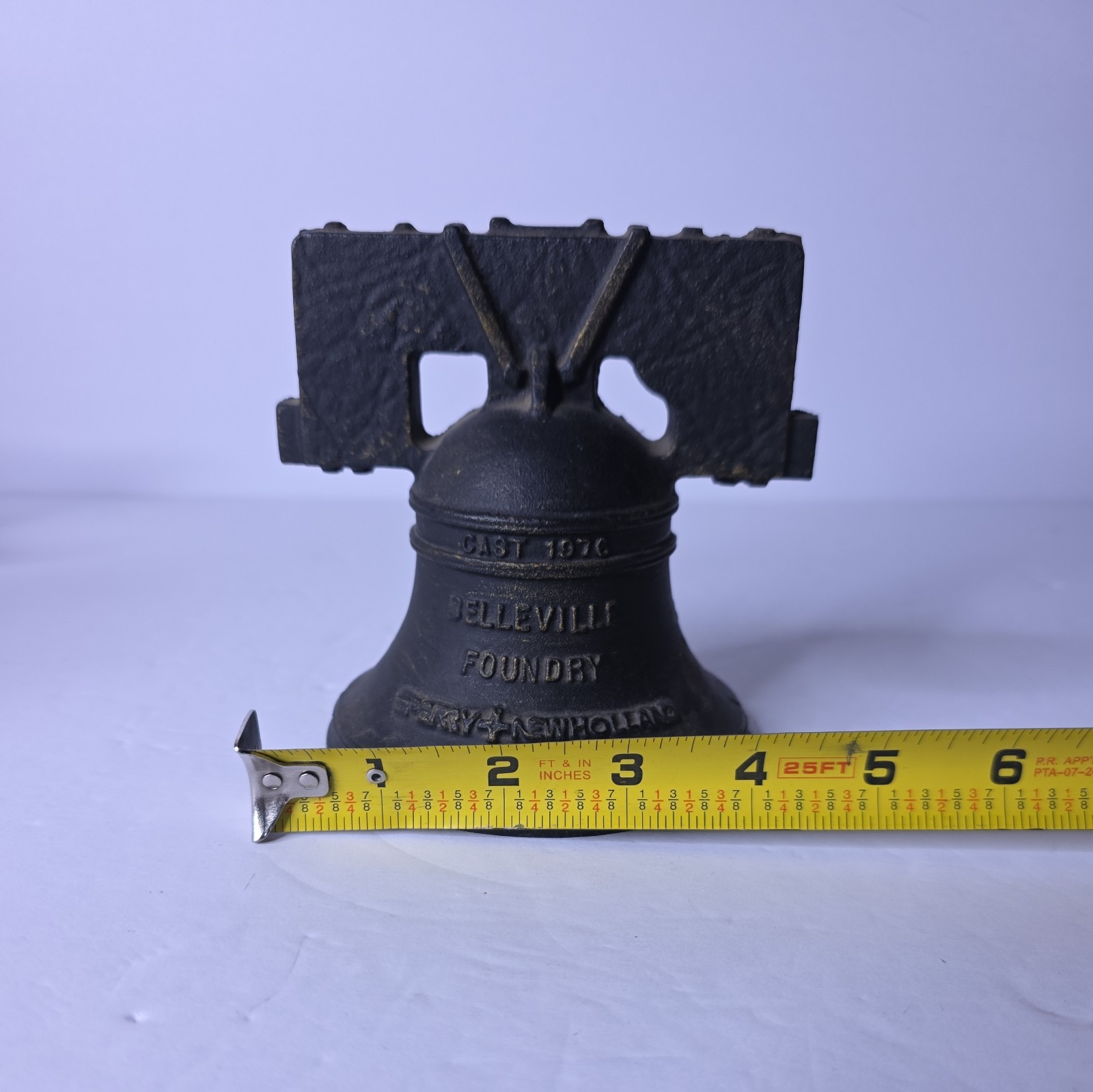 Sperry New Holland Farm Tractor 1976 Belleville Foundry Cast Liberty Bell Bank