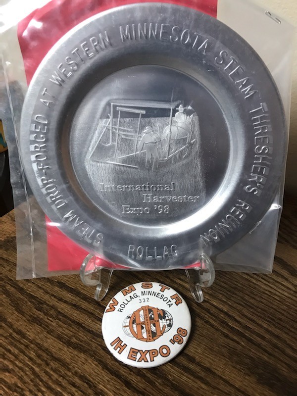 WMSTR ROLLAG 1998 PLATE AND BUTTON INTERNATIONAL HARVESTER EXPO