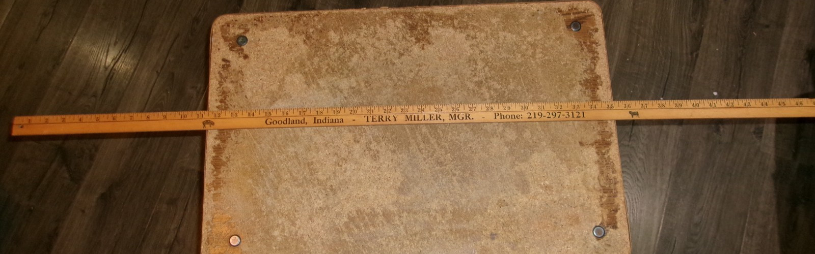 heinolod hog + cattle market goodland,il. 48&Prime; wood yardstick good used