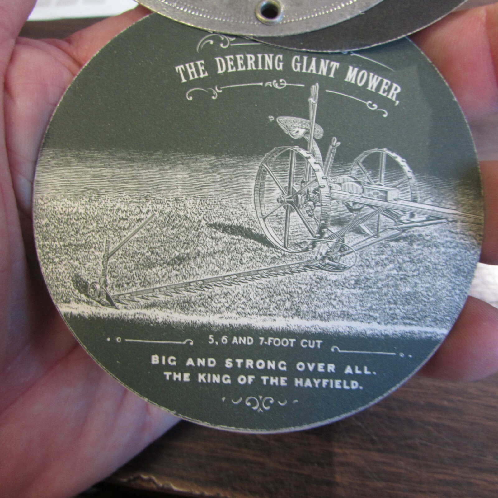 ANTIQUE « THE DEERING VICTORIOUS IN EVERY FIELD – ADVERTISING DISKS – VERY GOOD