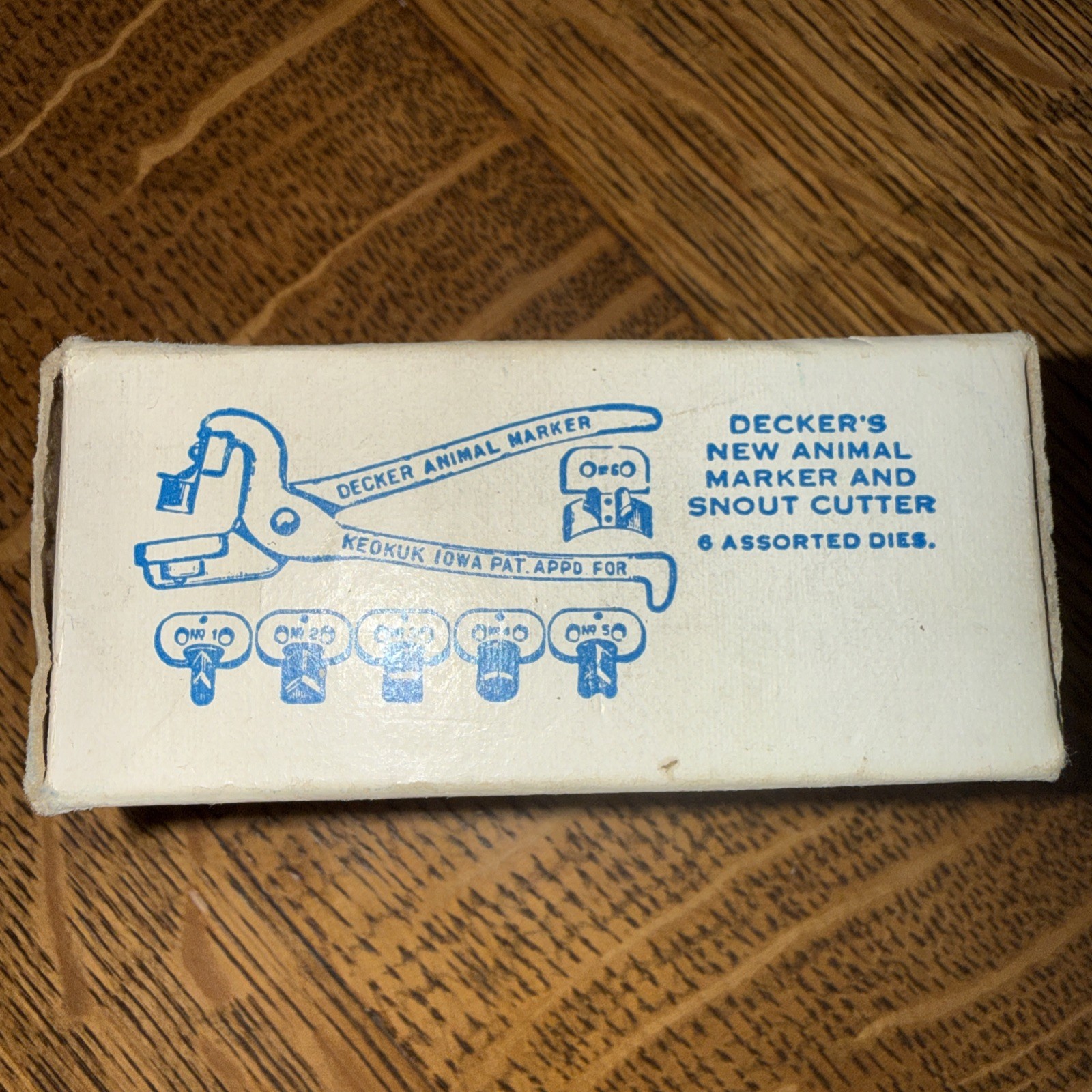 Vintage Decker&rsquo;s Hump Shoat Hog Rings Box Iowa Advertising