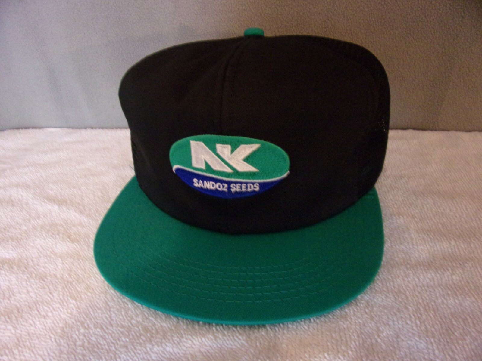 Vintage ~ « Sandoz Seeds » Black & Green Mesh Back Snapback Trucker Hat Farmer Cap