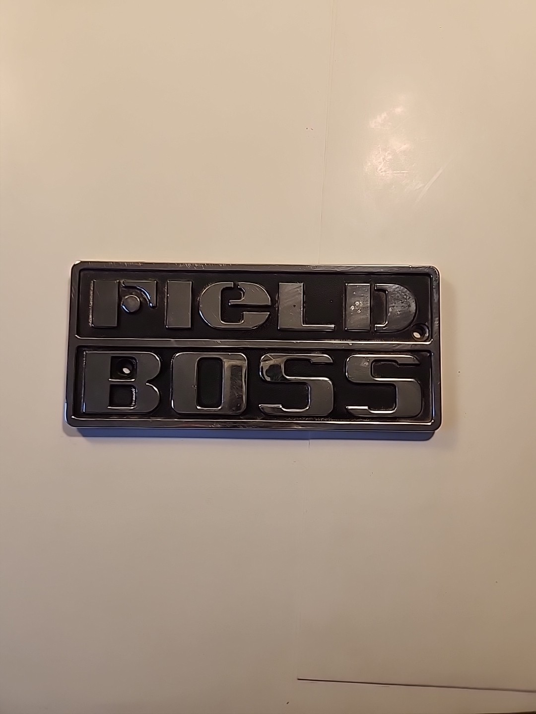 White Farm Equipment, Metal Field Boss Emblem