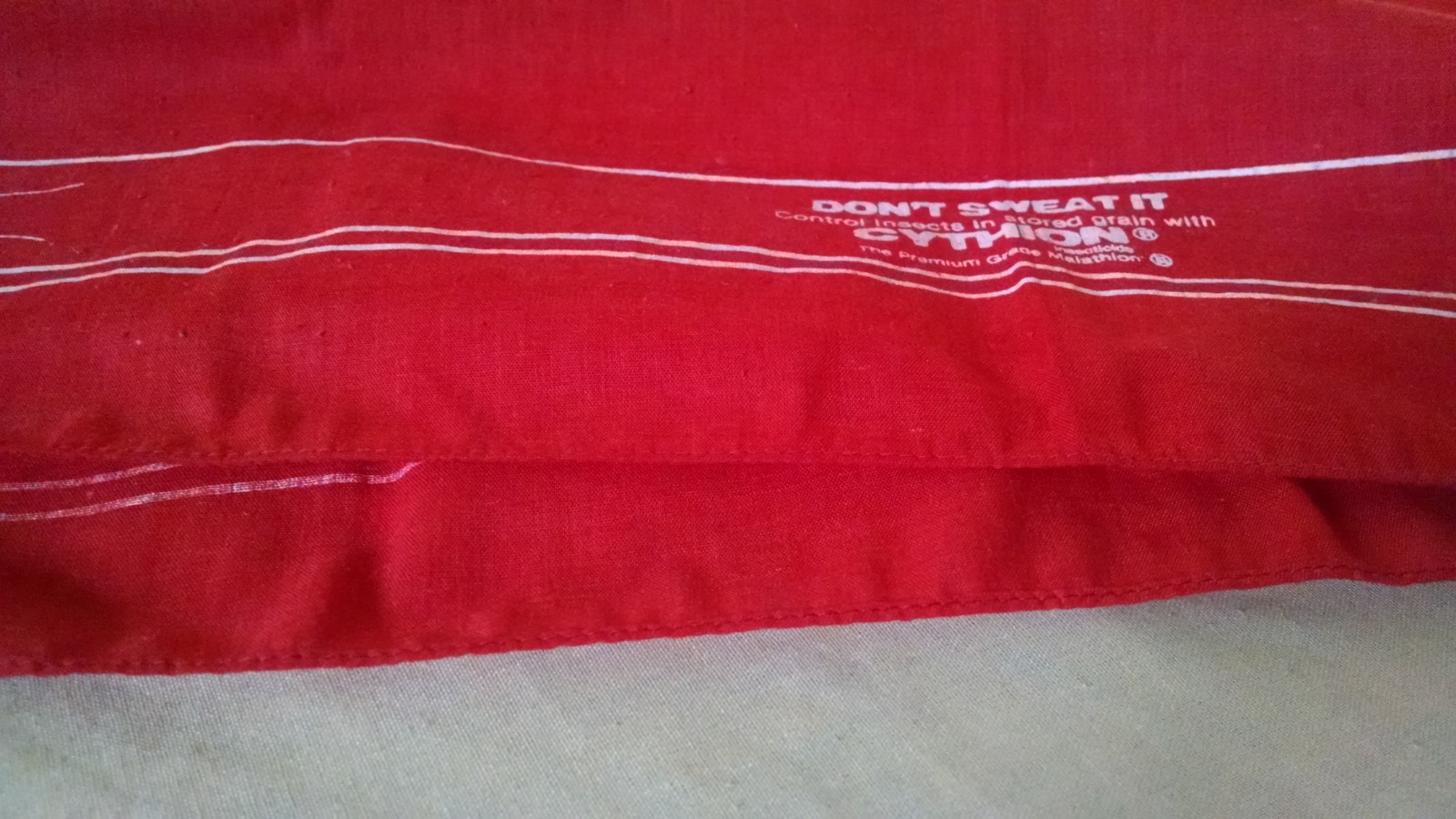 CYTHION SCARF RED WHITE CLOTH DON&rsquo;T SWEAT IT STORED GRAIN AGRICULTURE PROMO.