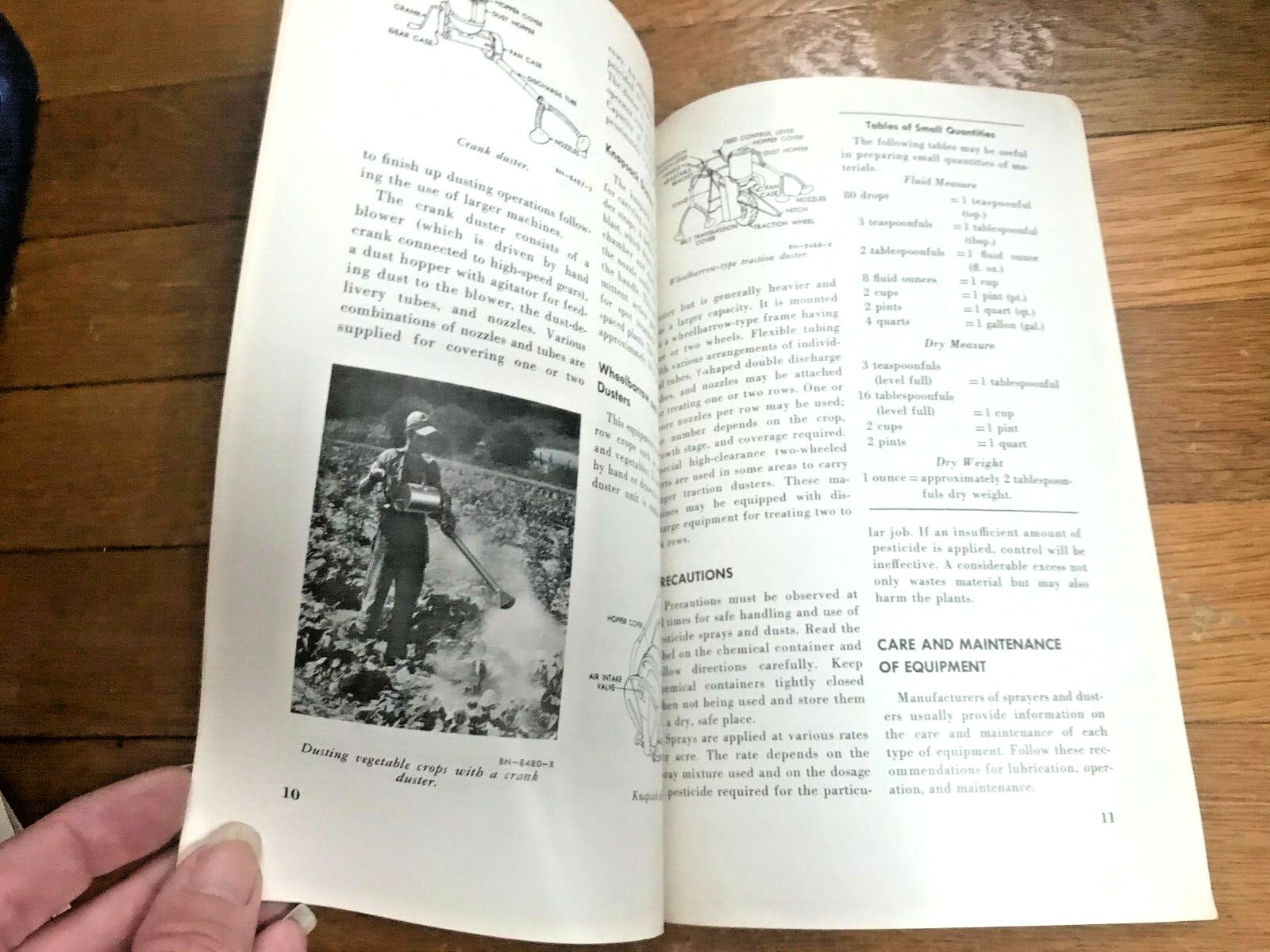 Vtg Hand Sprayer And Dusters US Department of Agriculture Pamphlet 1950s – A57