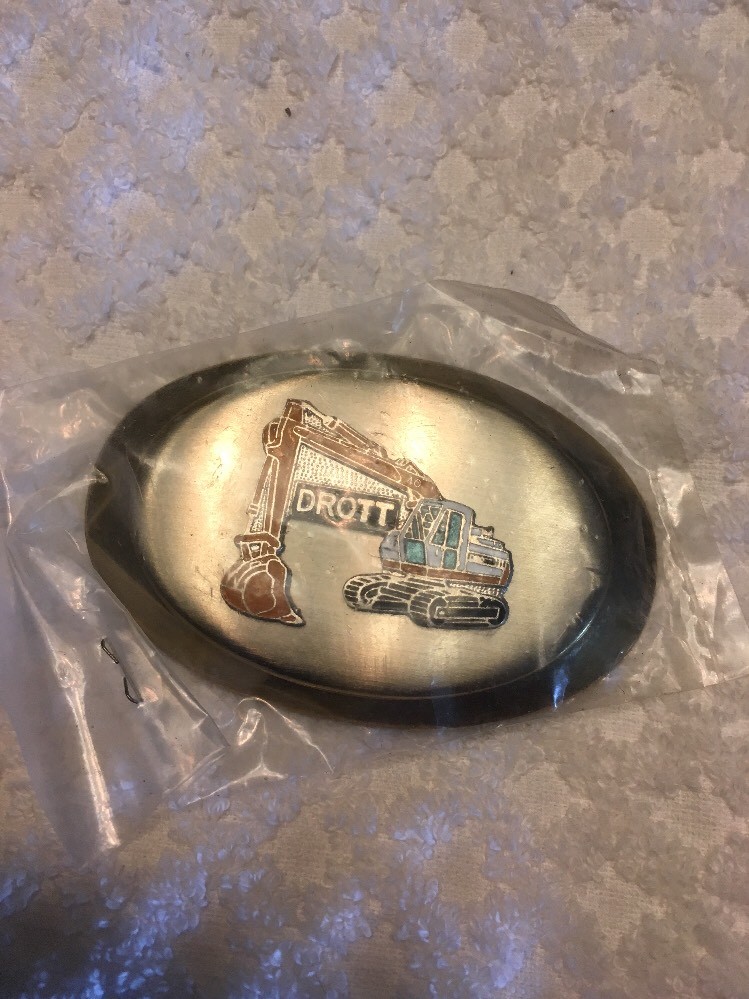 NEW UNOPENED « DROTT » HEAVY EQUIPTMENT COLLECTOR BELT BUCKLE~USA~HOOVER&rsquo;S MFG. CO