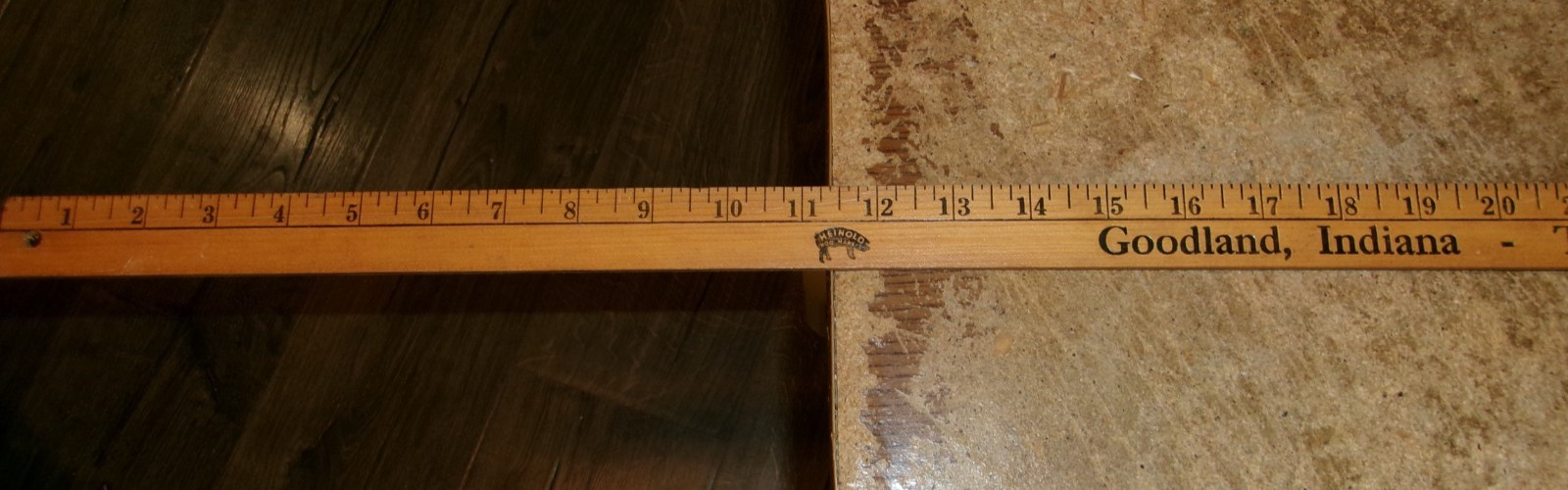 heinolod hog + cattle market goodland,il. 48&Prime; wood yardstick good used