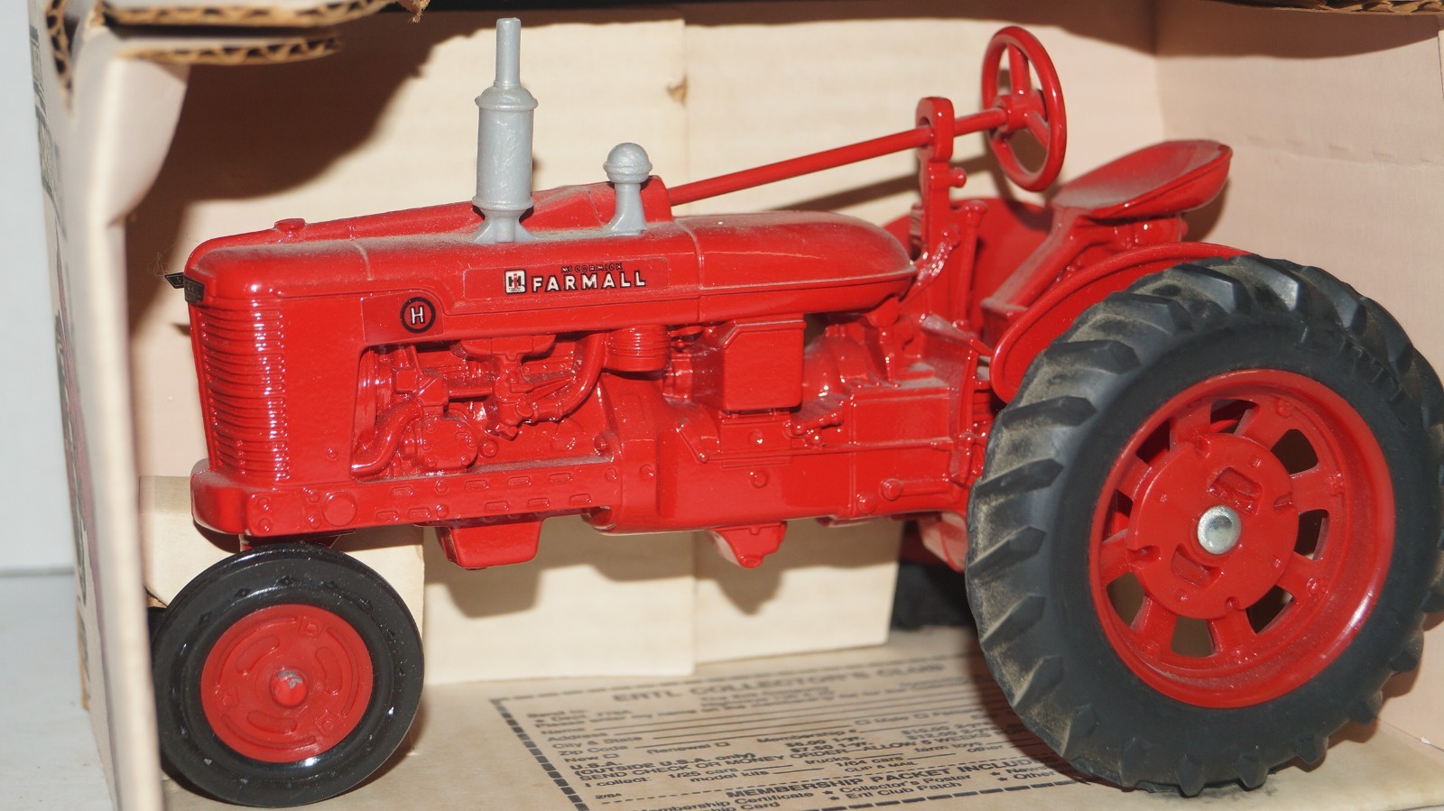 Ertl FARMALL H Diecast Metal Farm Tractor 1/16 Scale USA – NEW IN BOX Dated 1986