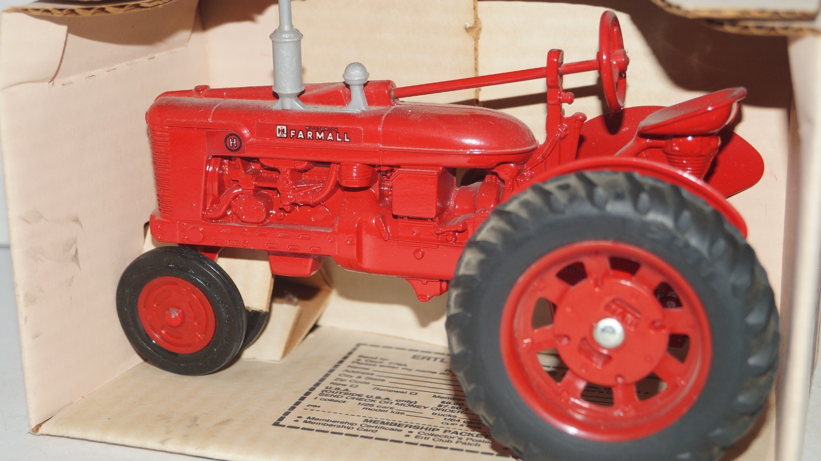 Ertl FARMALL H Diecast Metal Farm Tractor 1/16 Scale USA – NEW IN BOX Dated 1986