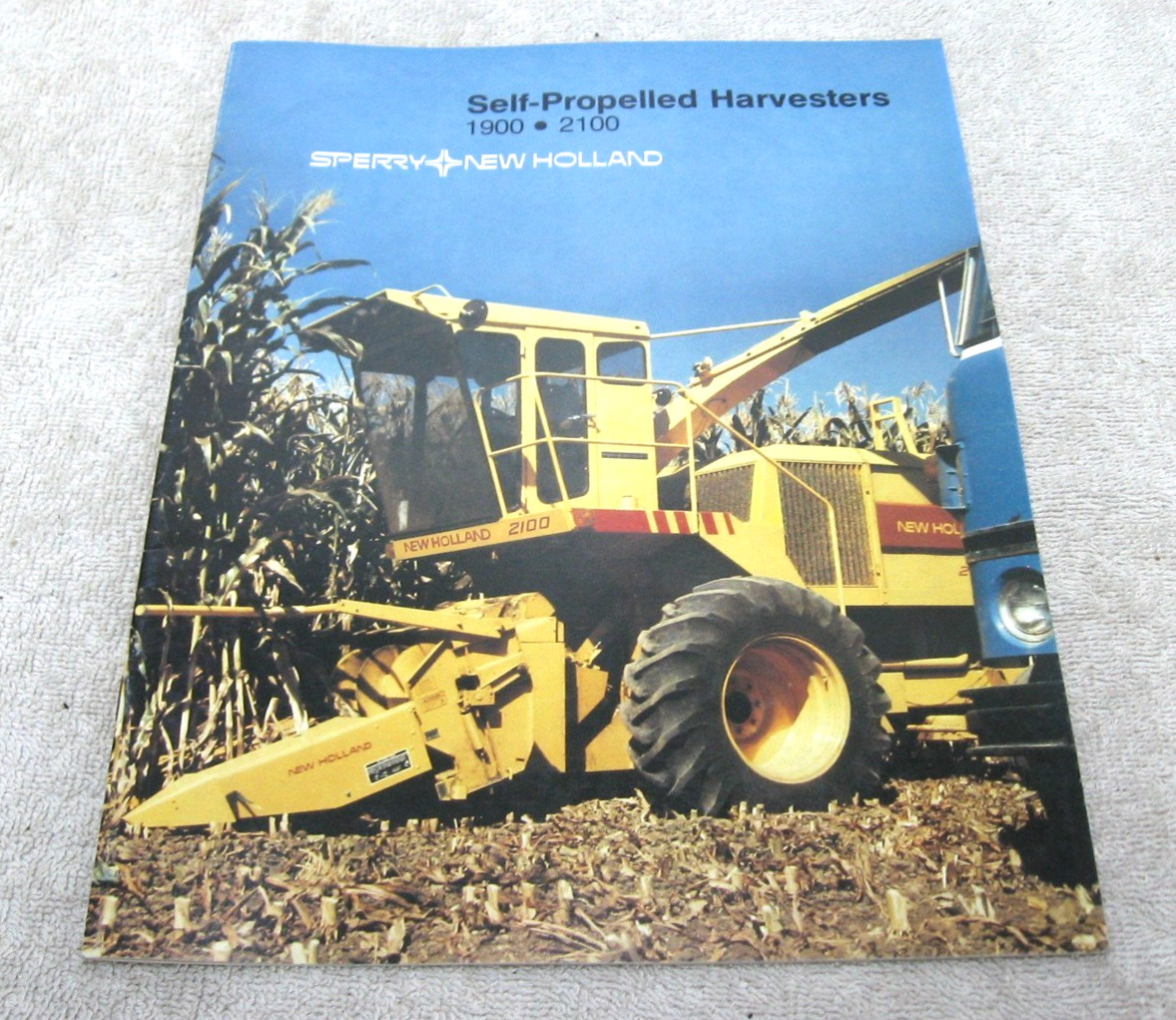 VINTAGE 1982 NEW HOLLAND SELF PROPELLED HARVESTER BROCHURE 1900 2100