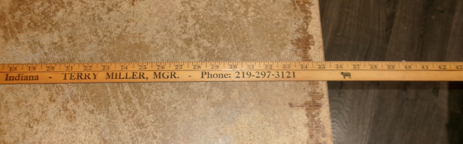 heinolod hog + cattle market goodland,il. 48&Prime; wood yardstick good used