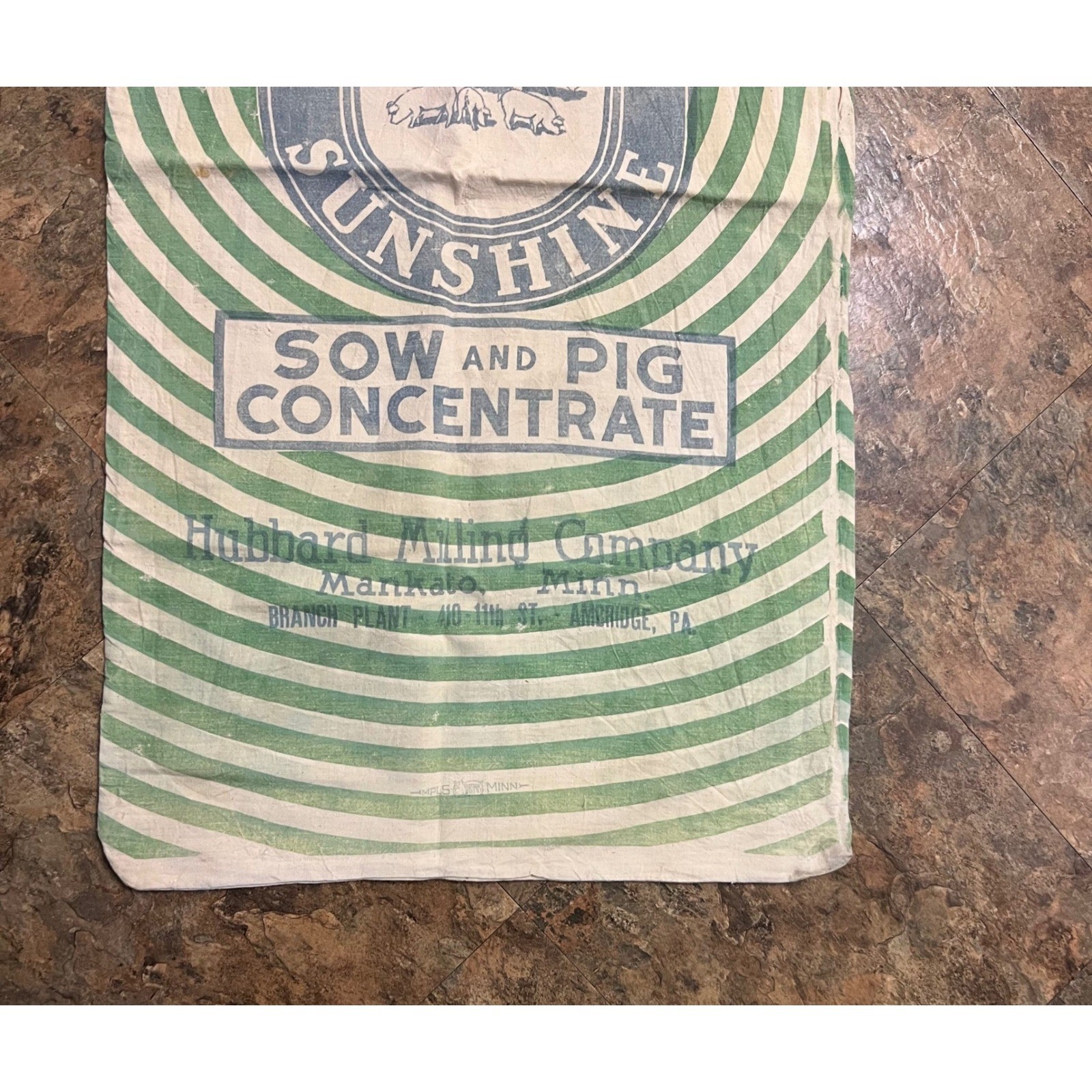 Vintage Hubbard Milling Company 100 lb Sow and Pig Sack Bag Green Cream Flaws