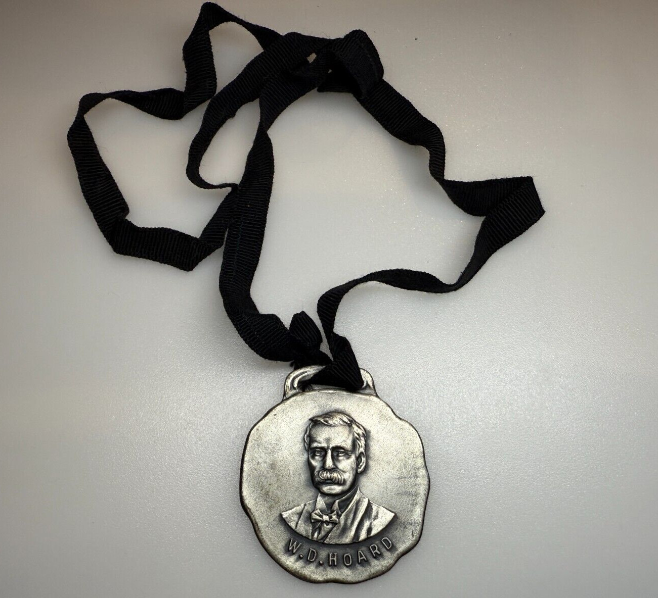 Vintage W.D. Hoard Dairy Badge Medal – Hoard’s Dairyman Juniors Club Chicago
