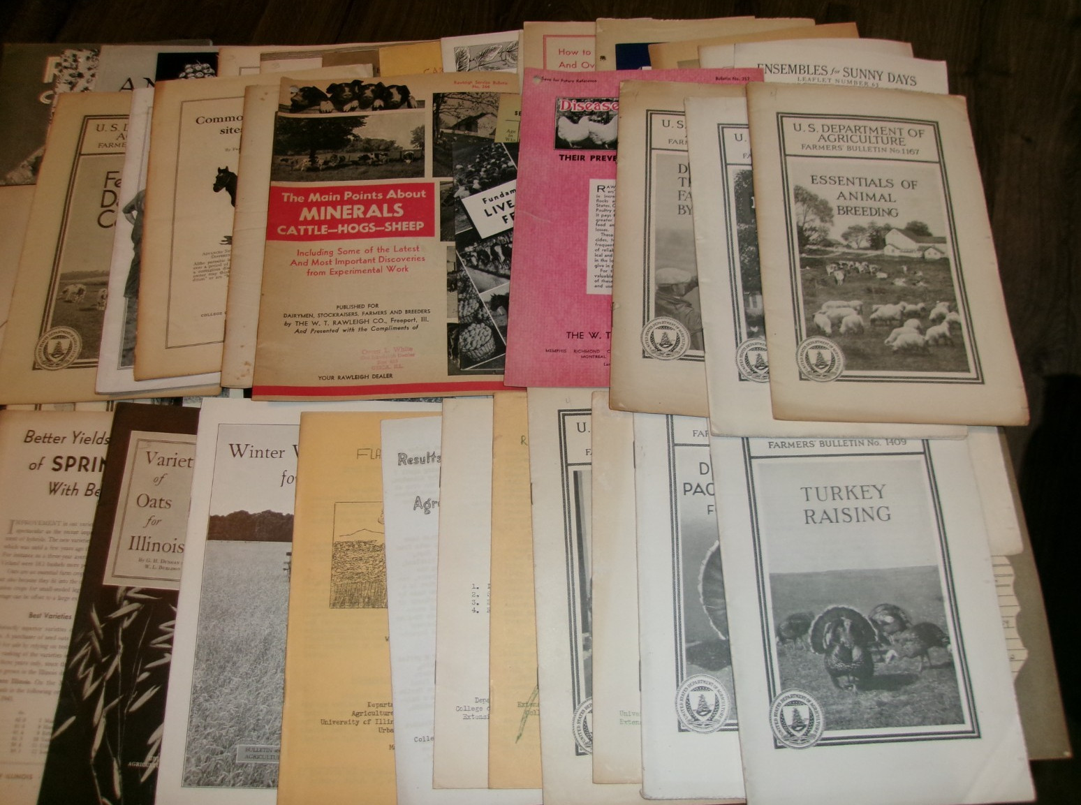 62-lot assorted vintage university of Illinois ag bulletins in good shape used