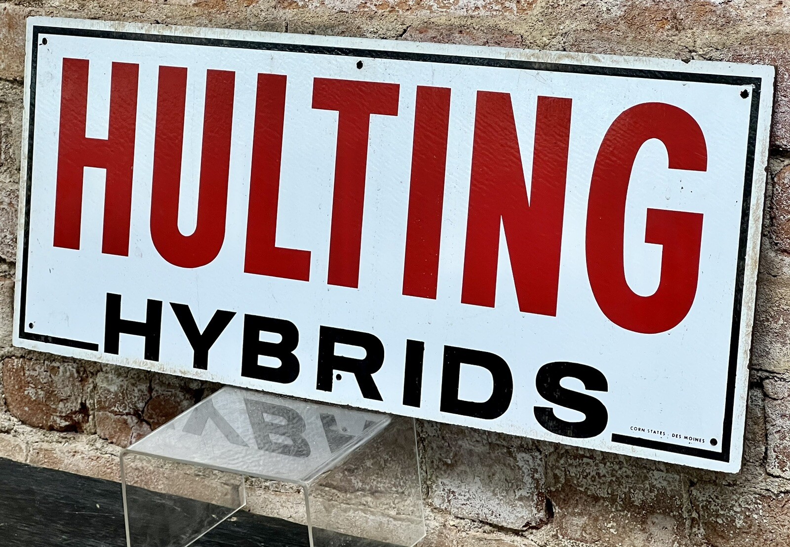 VINTAGE HULTING HYBRIDS SEED CORN RED BLACK & WHITE MASONITE FARM SIGN 10&Prime;x24&Prime;