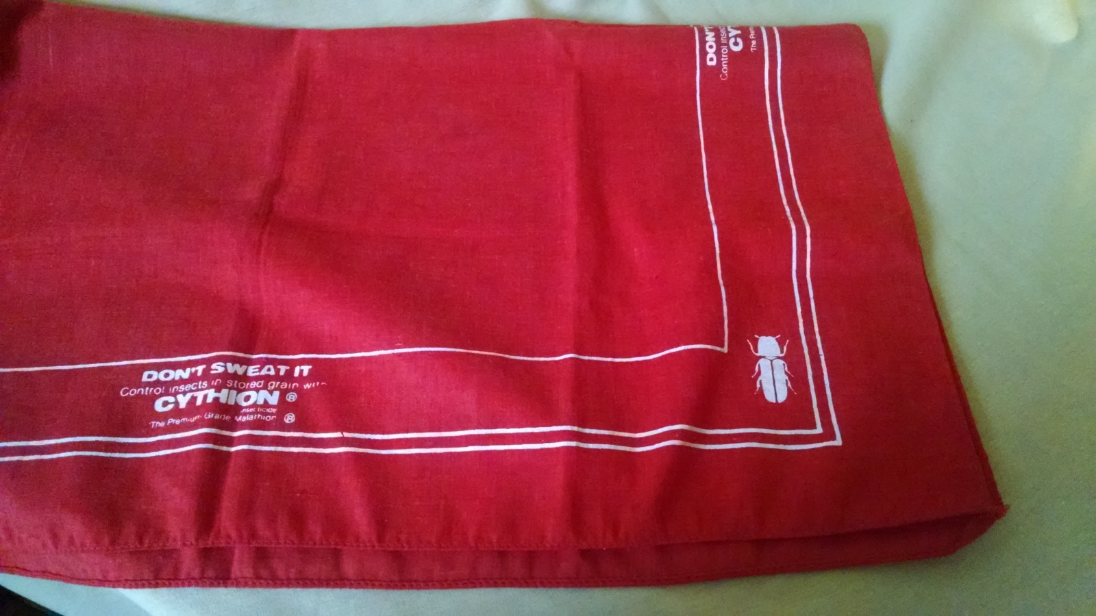 CYTHION SCARF RED WHITE CLOTH DON&rsquo;T SWEAT IT STORED GRAIN AGRICULTURE PROMO.