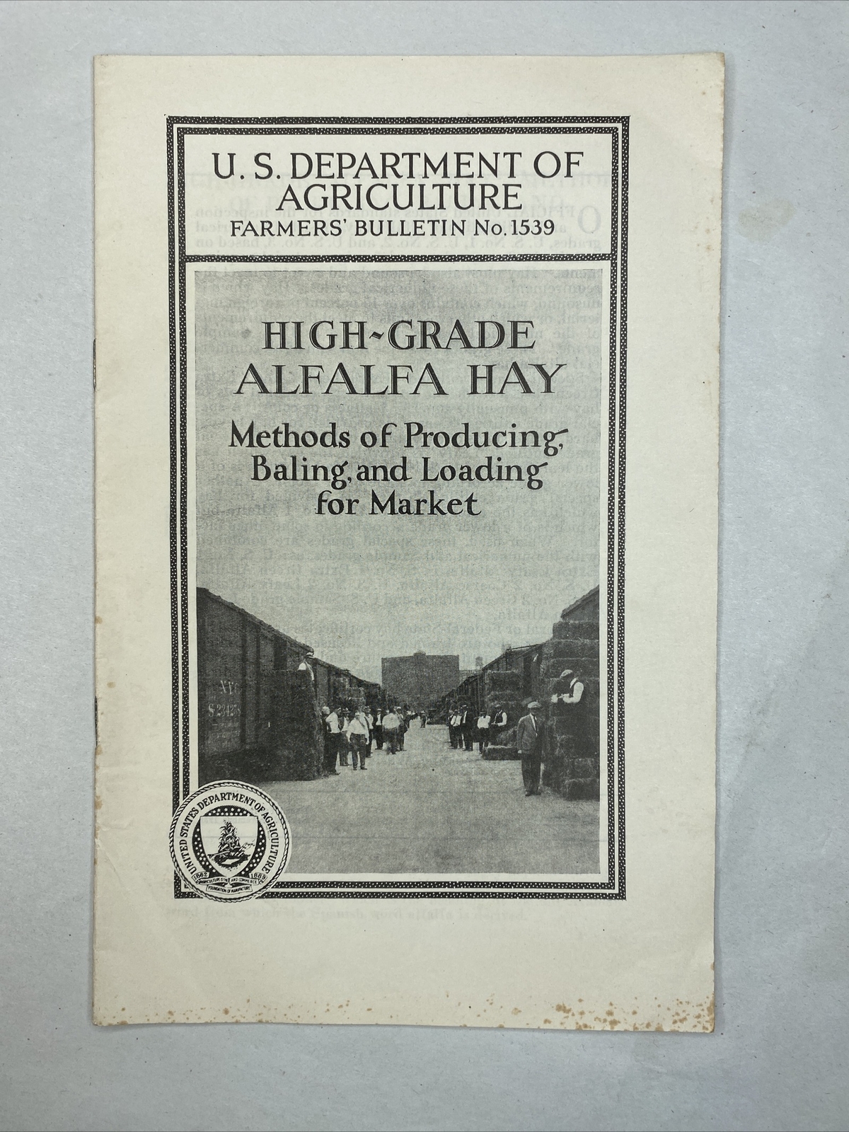1938 USDA Farmers&rsquo; Bulletin No. 1539 High-grade alfalfa hay bailing for market