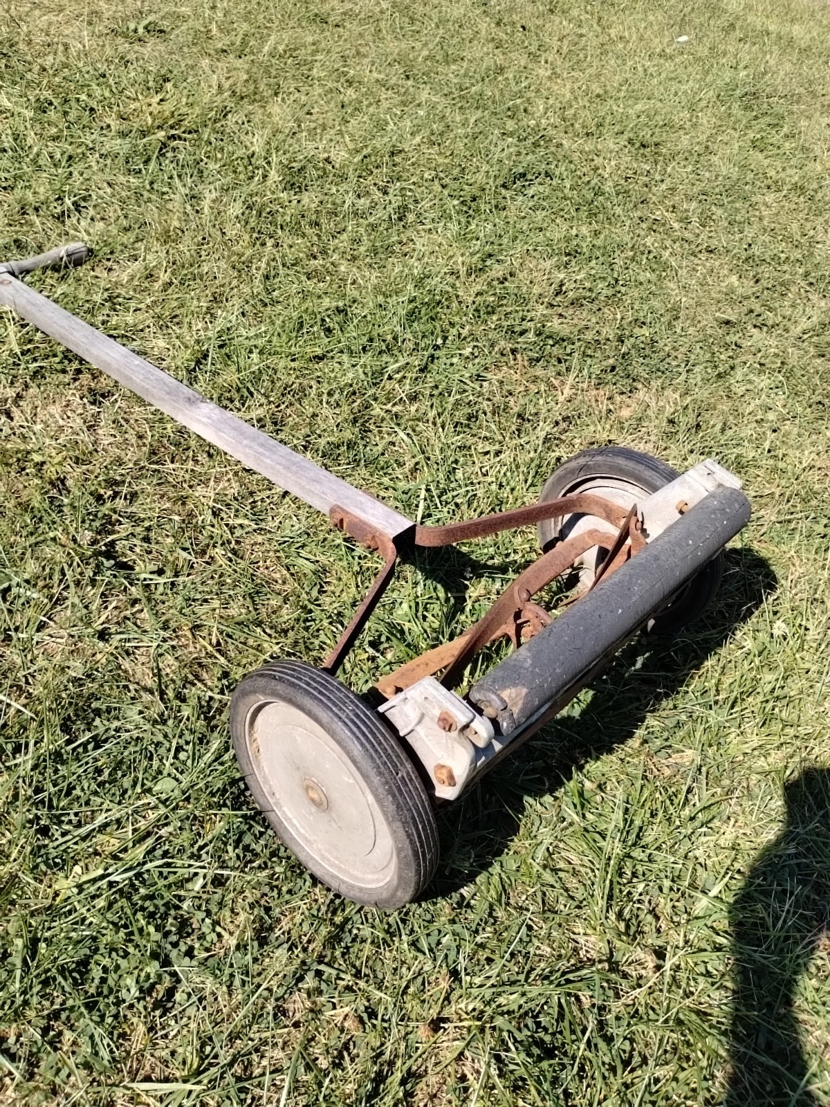 Vintage MF. CO. Manuel Real Mower.. Still Mows!!