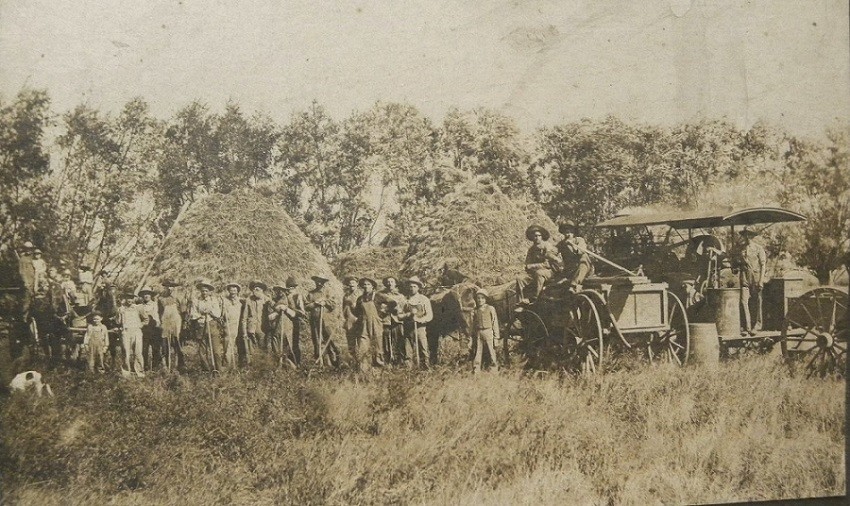 Early1900s Farmers Threshing, Many Men, Children, Straw Stacks 6&Prime; x8&Prime; Real Photo