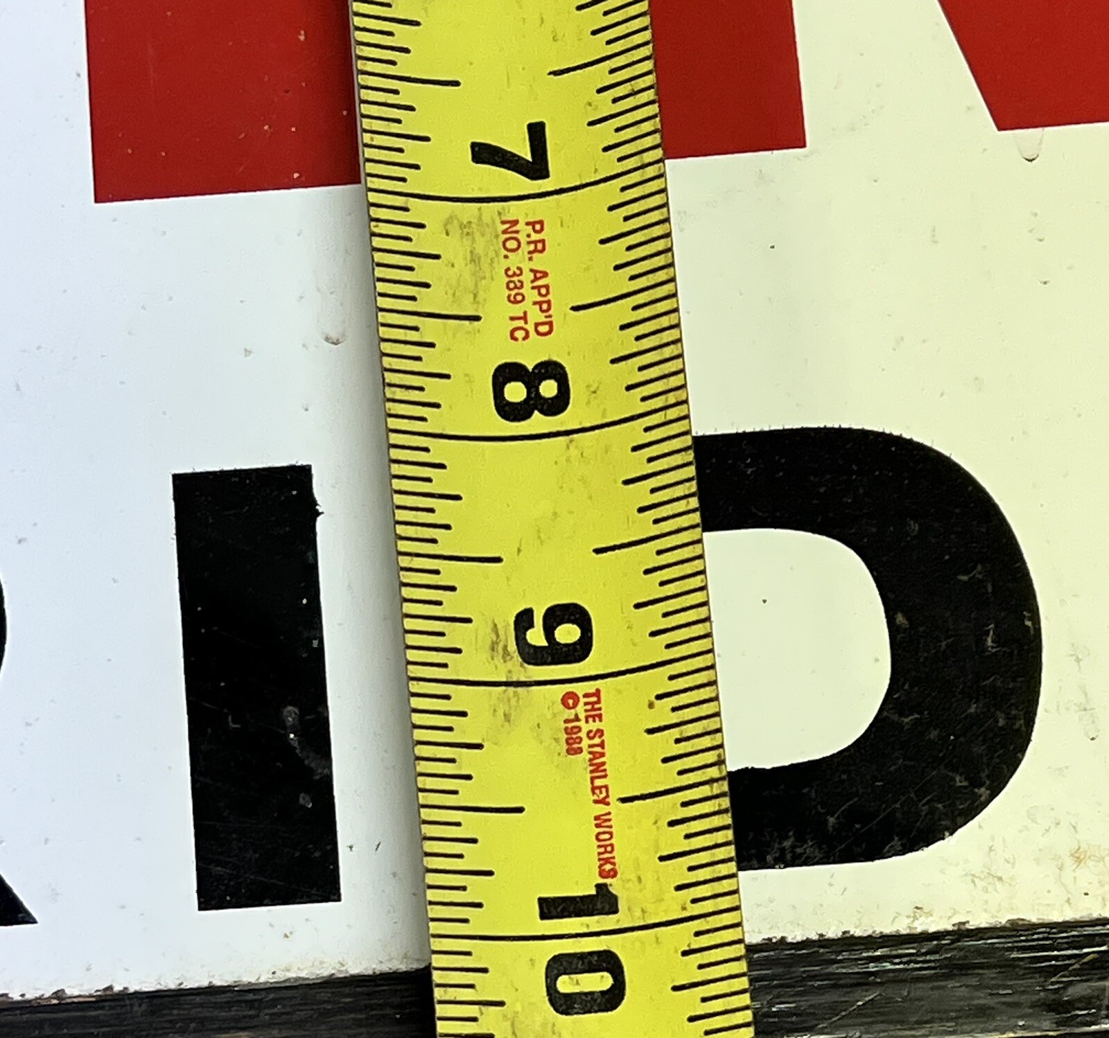VINTAGE HULTING HYBRIDS SEED CORN RED BLACK & WHITE MASONITE FARM SIGN 10&Prime;x24&Prime;