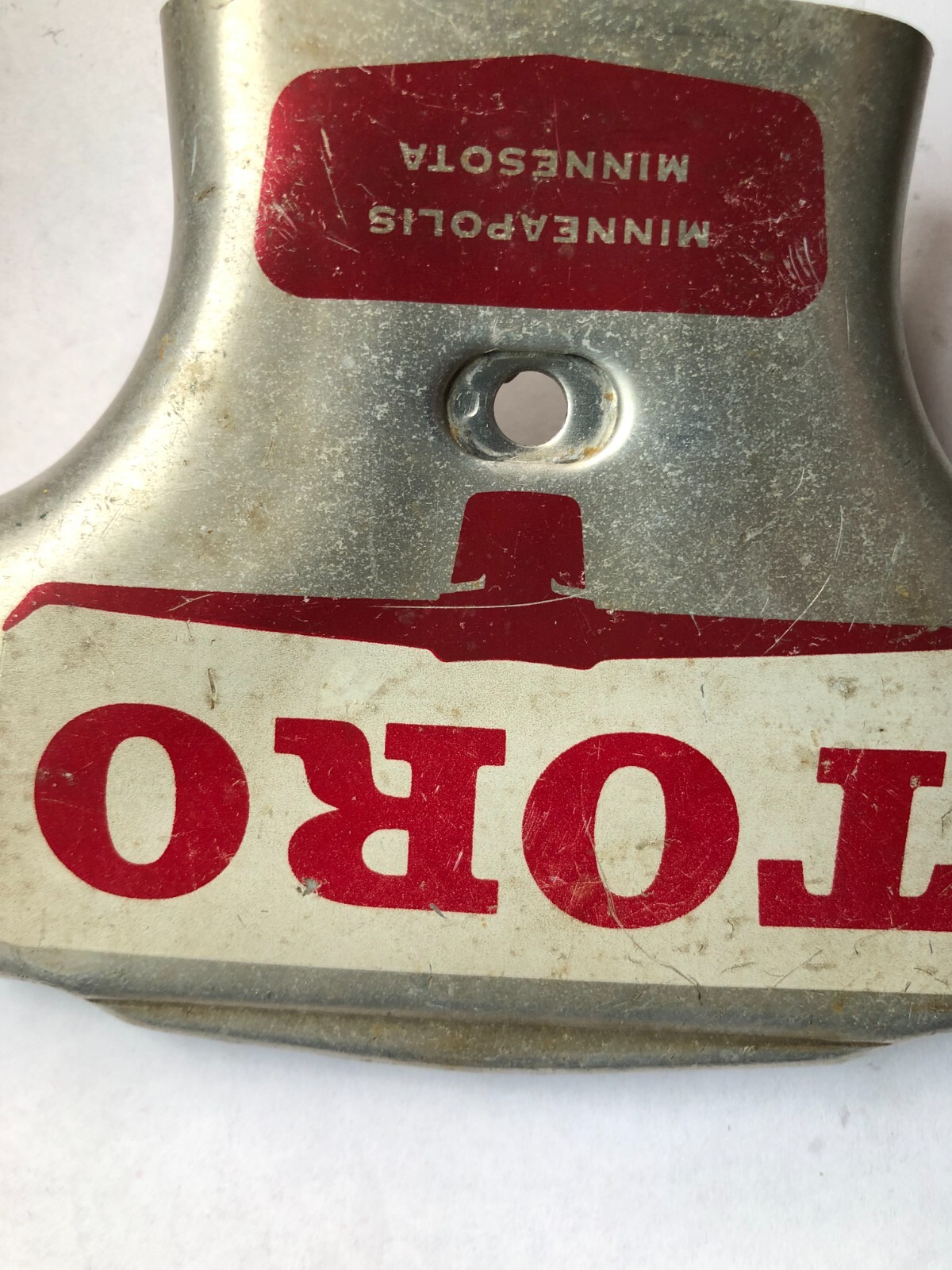TORO Metal Marker for a Lawn Mower with the words « Clutch & Throttle » on top