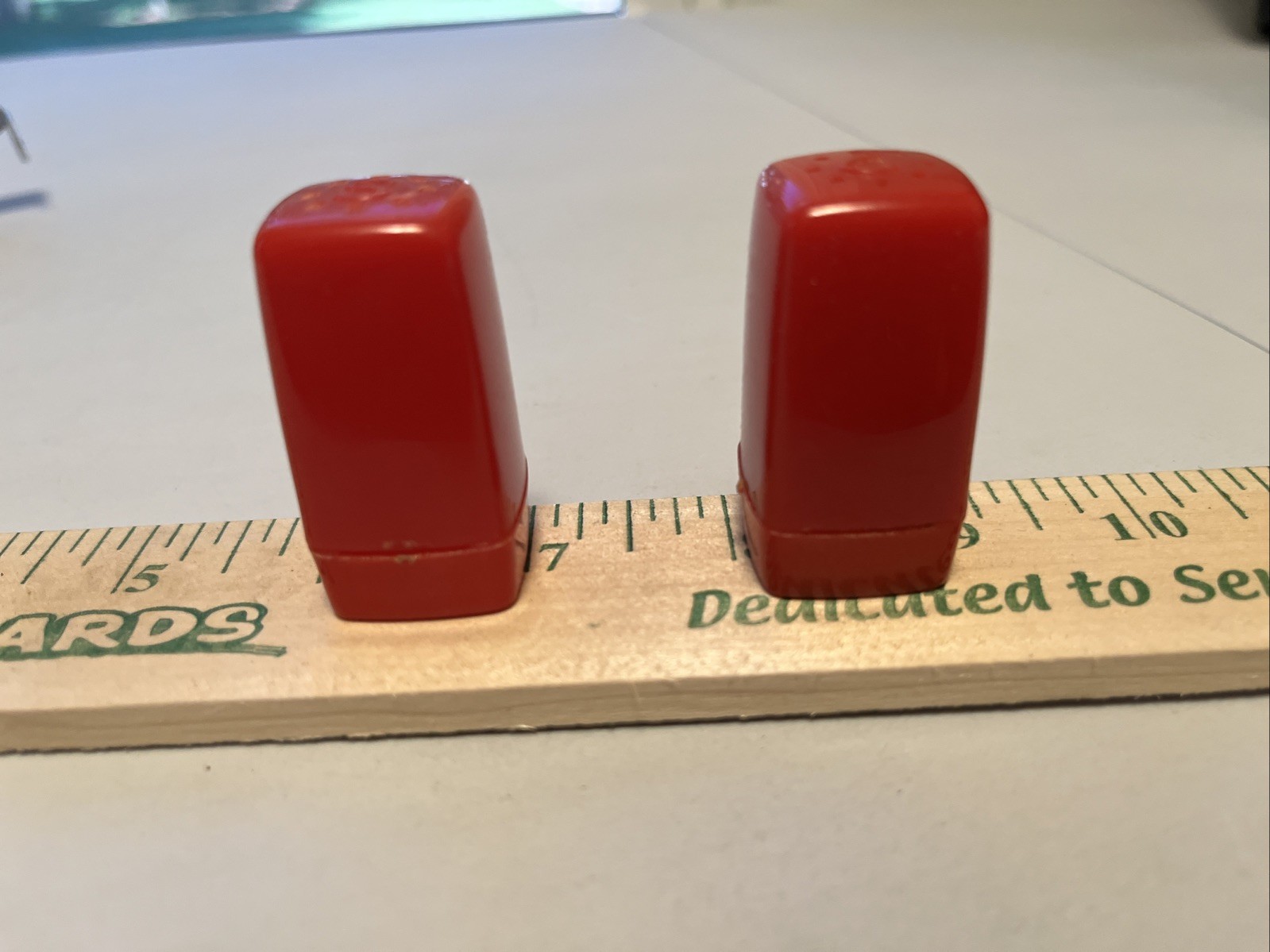 small red plastic salt & pepper shakers Hy-line Chicks Alexander Hatchery IA. A1
