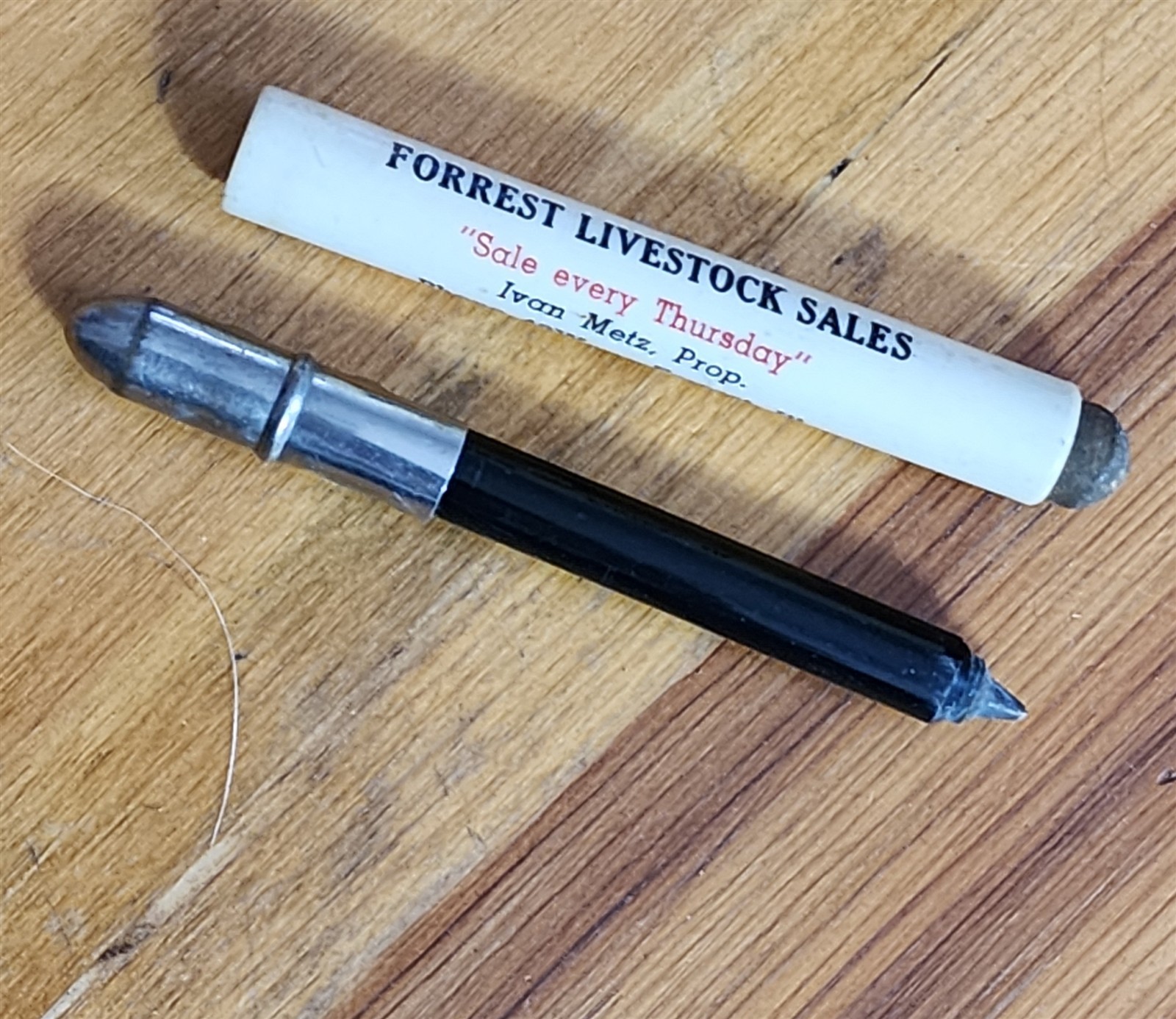 VINTAGE FORREST LIVESTOCK SALES BULLET « PENCIL » PEN IVAN METZ PHONE 49W