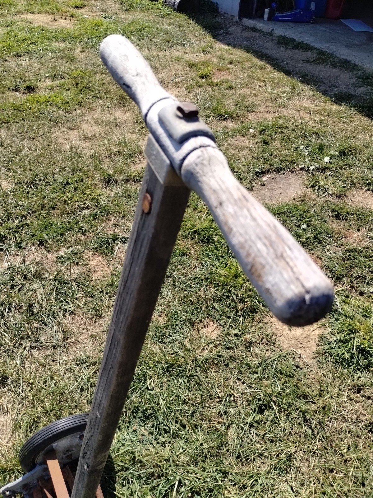 Vintage MF. CO. Manuel Real Mower.. Still Mows!!