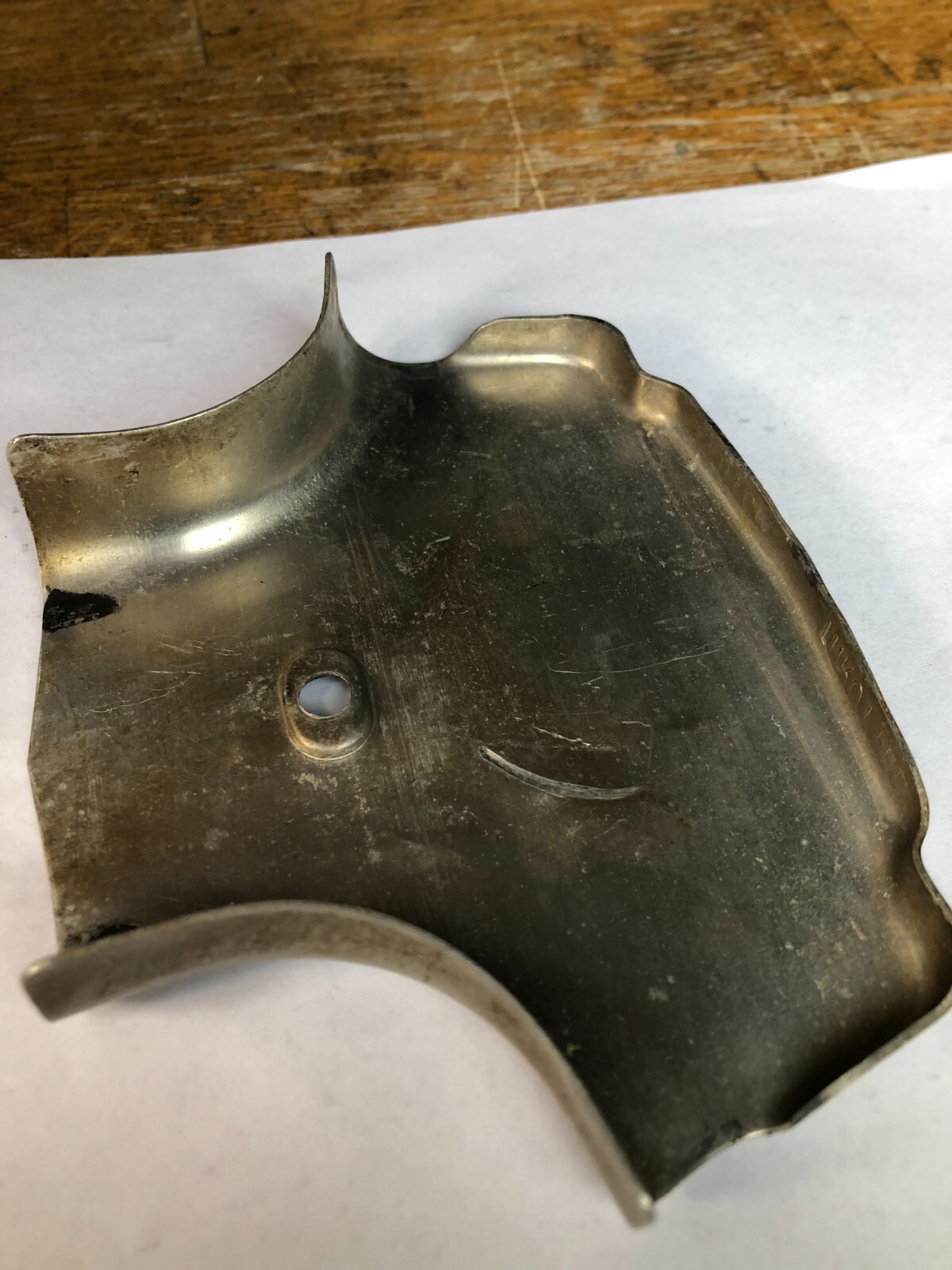 TORO Metal Marker for a Lawn Mower with the words « Clutch & Throttle » on top