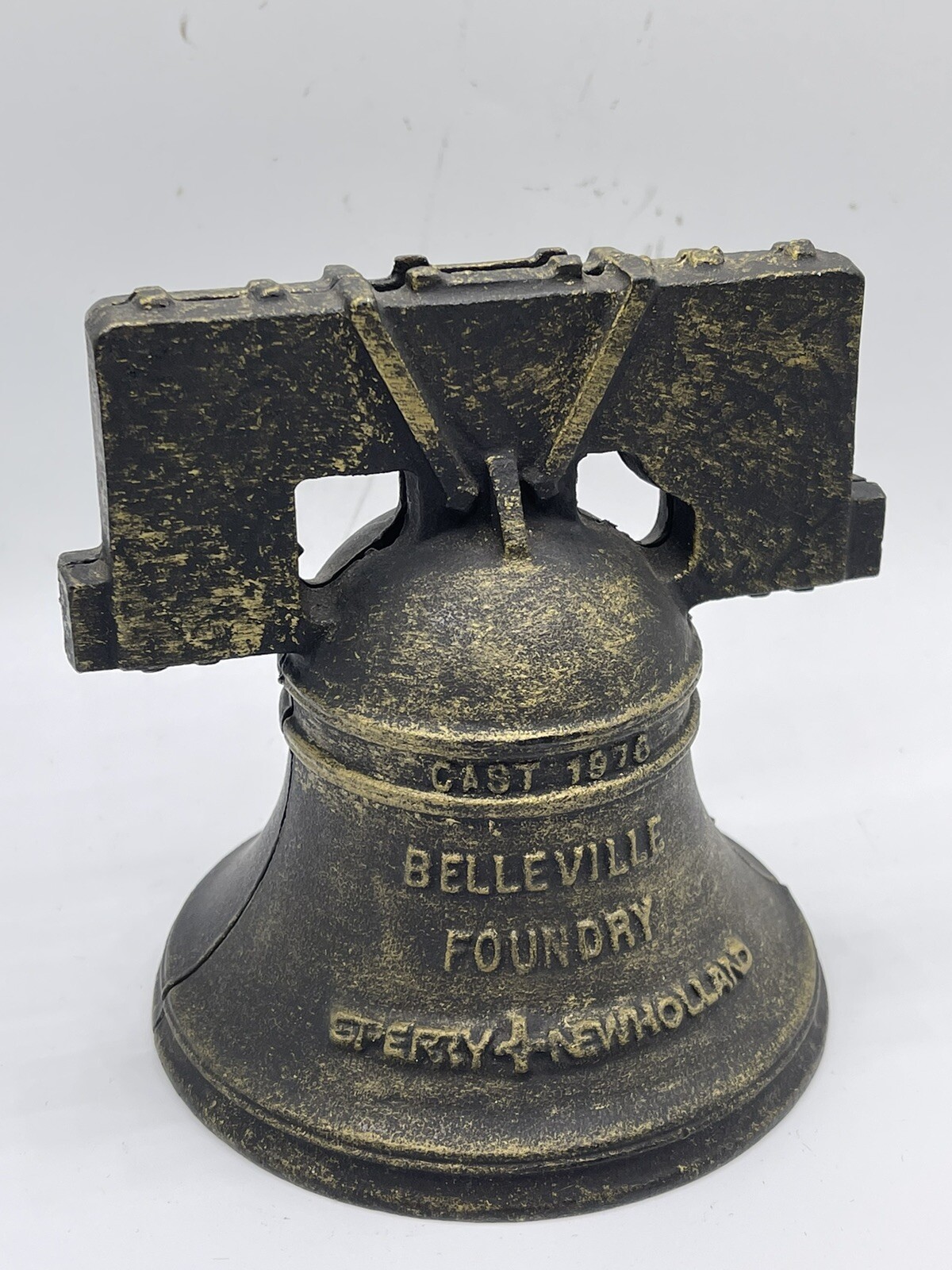 Sperry New Holland Farm Tractor 1976 Belleville Foundry Cast Liberty Bell Bank