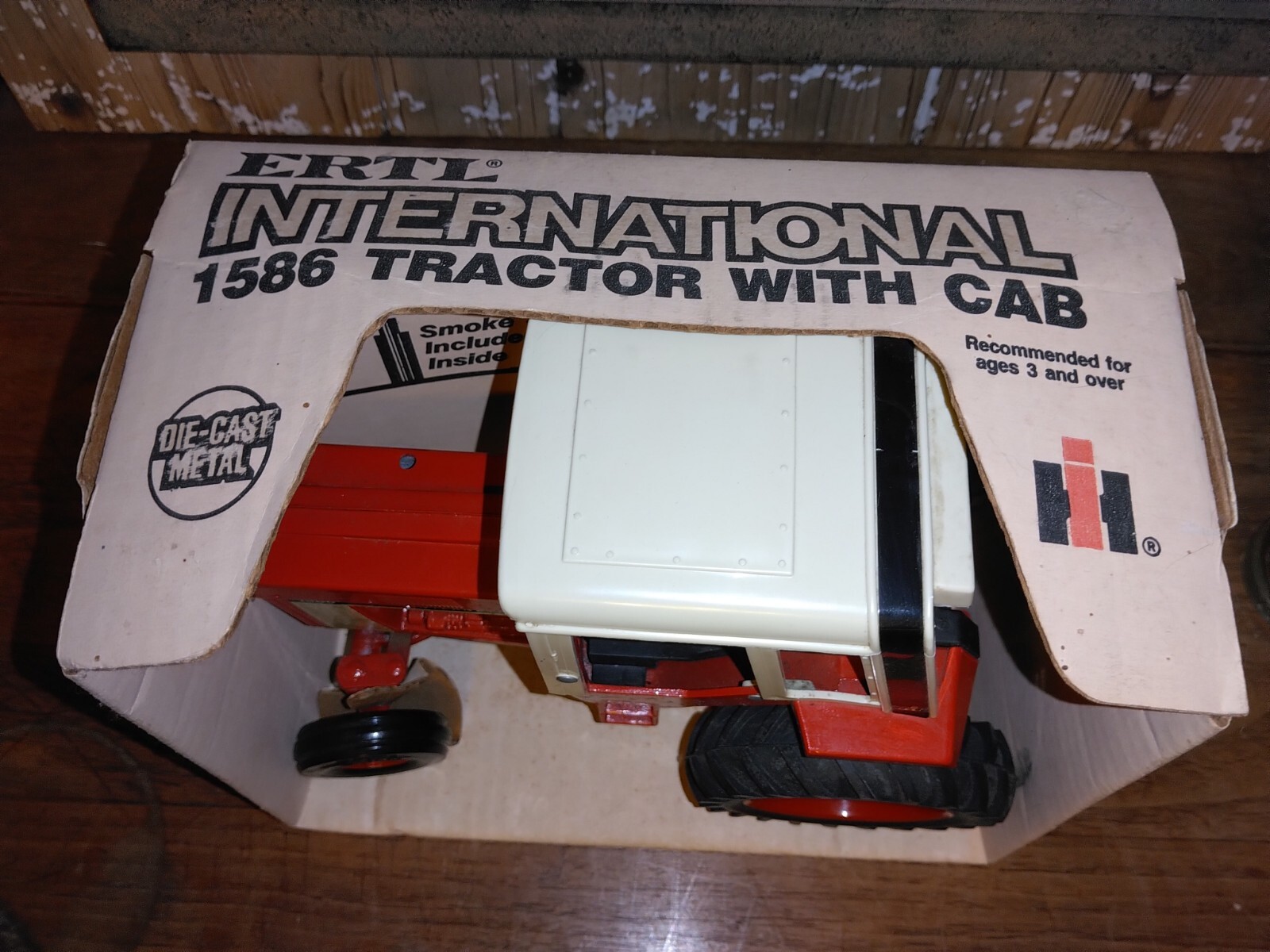 International 1586 VINTAGE IH tractor Duals 1/16 scale Ertl Co NIB #463
