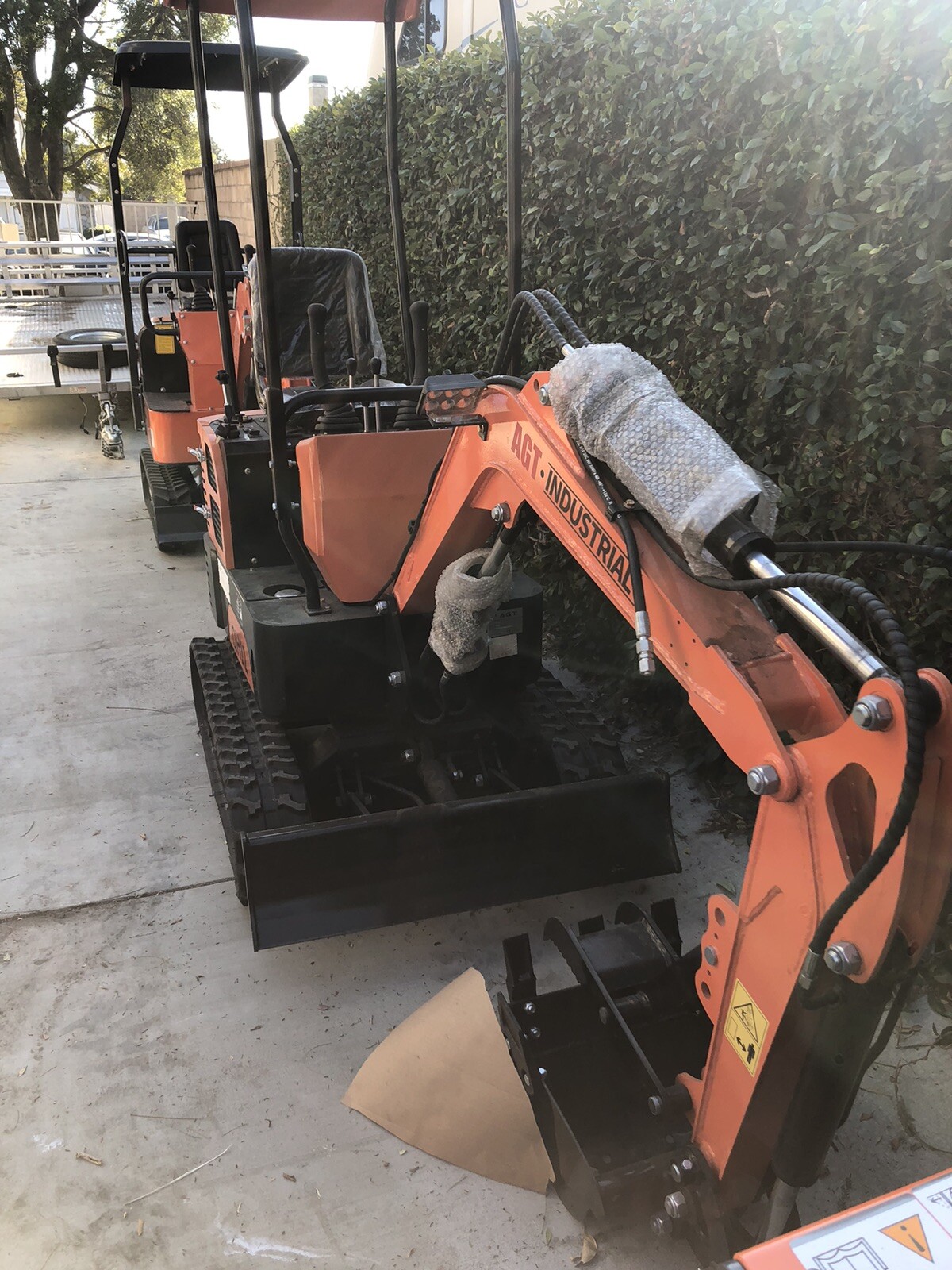 Agrotk 13.5 HP B&S 1 ton Mini Excavator (AGT-QH12) Best In Class Construction
