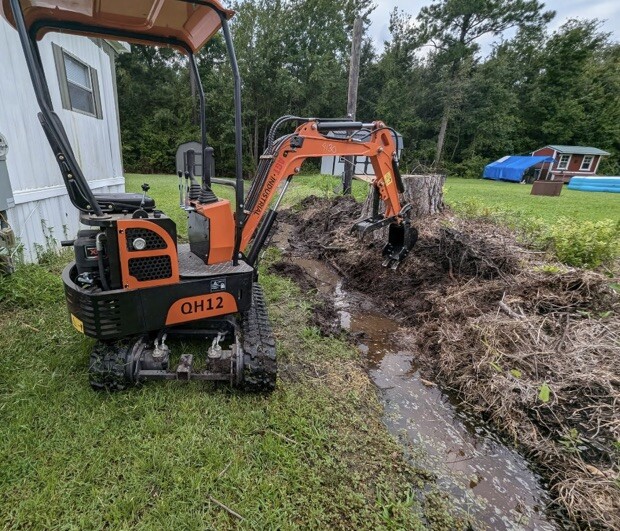 Agrotk 13.5 HP B&S 1 ton Mini Excavator (AGT-QH12) Best In Class Construction