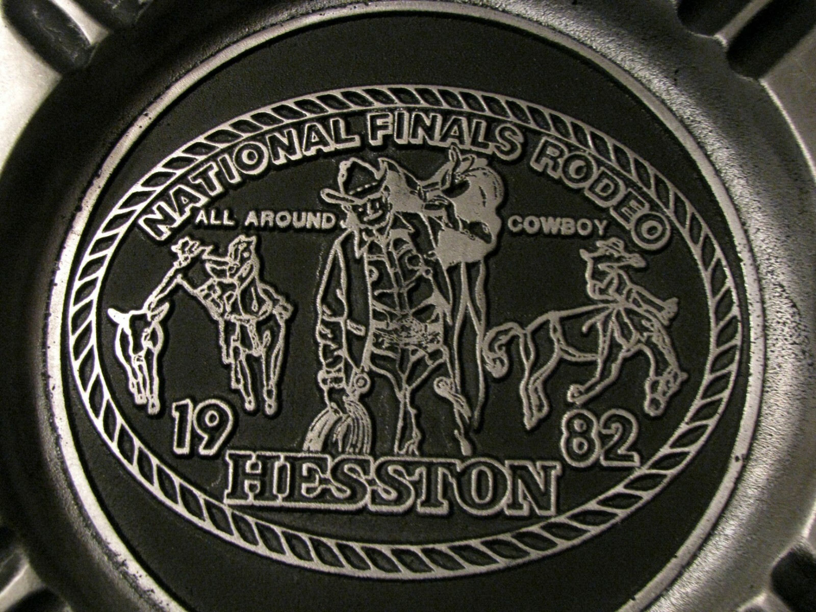*Hesston NFR Rodeo ALL AROUND COWBOY 1982 Collectible Ashtray Calf Roping Bronc