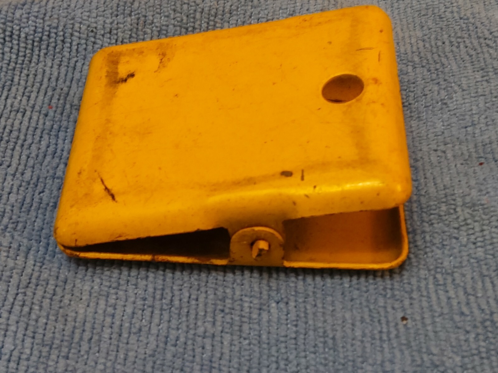 VINTAGE R.D. SMITH DAIRY EQUIPMENT EAU CLAIRE ENAMELED CLIP MILK HOUSE