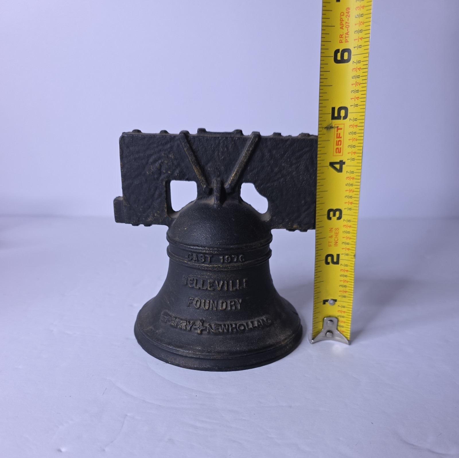 Sperry New Holland Farm Tractor 1976 Belleville Foundry Cast Liberty Bell Bank