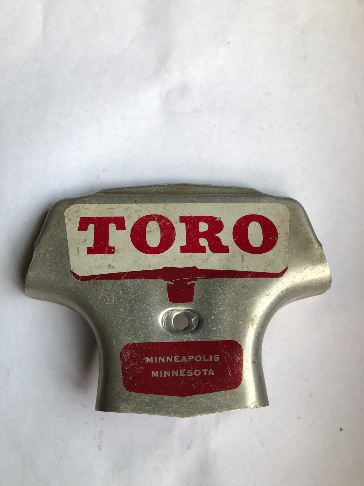 TORO Metal Marker for a Lawn Mower with the words « Clutch & Throttle » on top