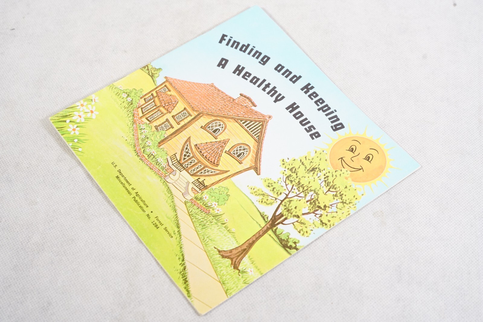 1974 Finding and Keeping A Healthy House U.S. Department of Agriculture Brochure