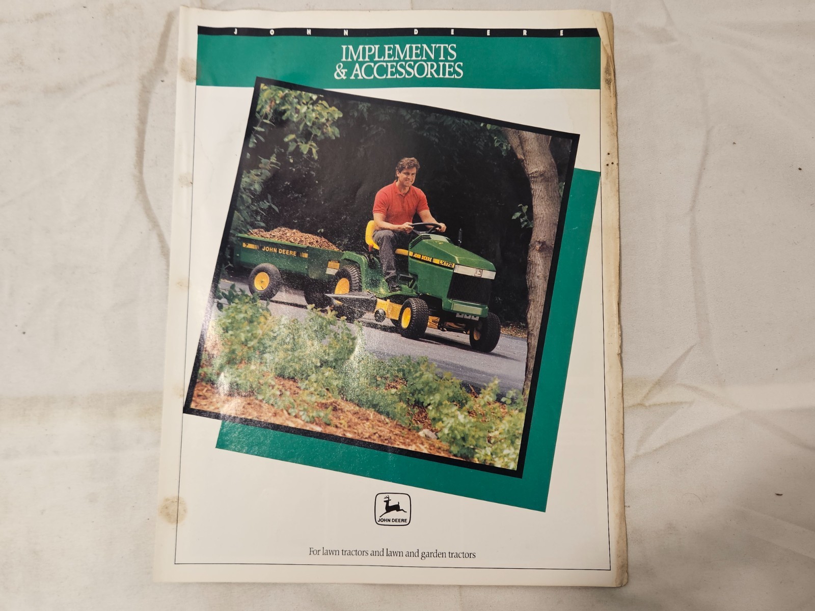 JOHN DEERE 1990 LAWN AND GARDEN TRACTORS IMPLEMENTS & ACCESSORIES BROCHURE DKA86
