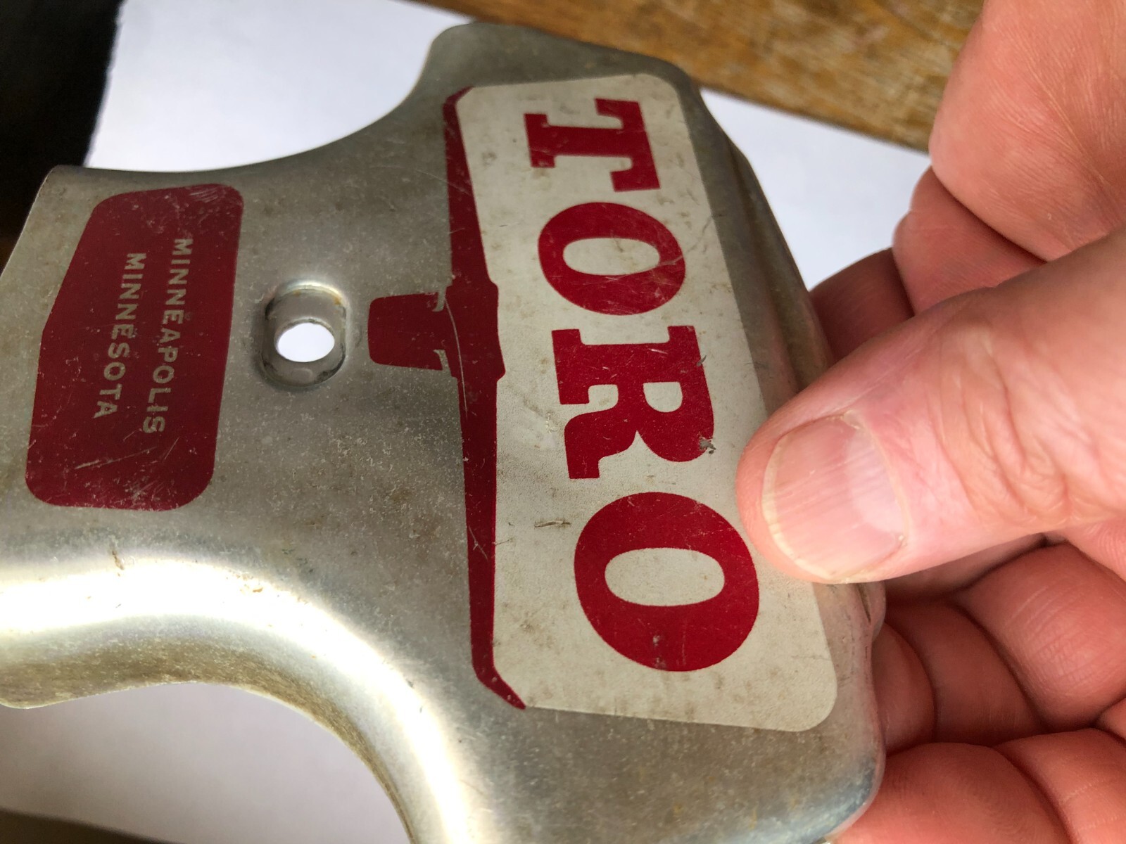 TORO Metal Marker for a Lawn Mower with the words « Clutch & Throttle » on top